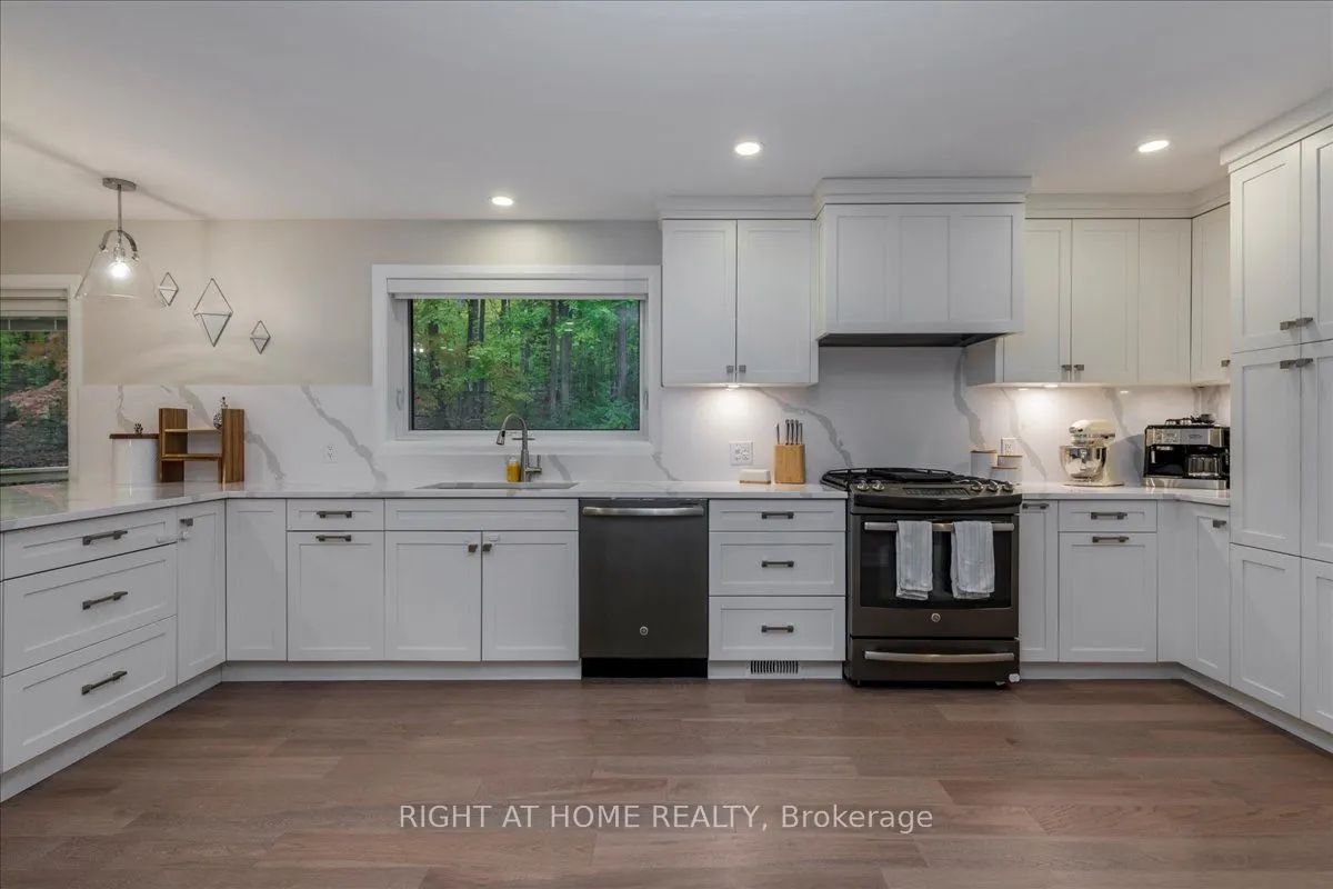 11 WOODLAND Crescent