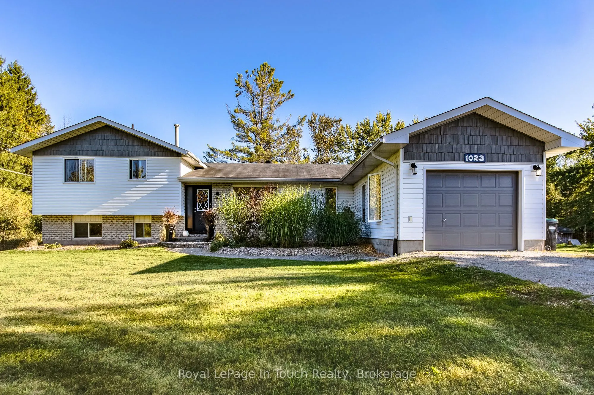 1023 Flos 4 Road W