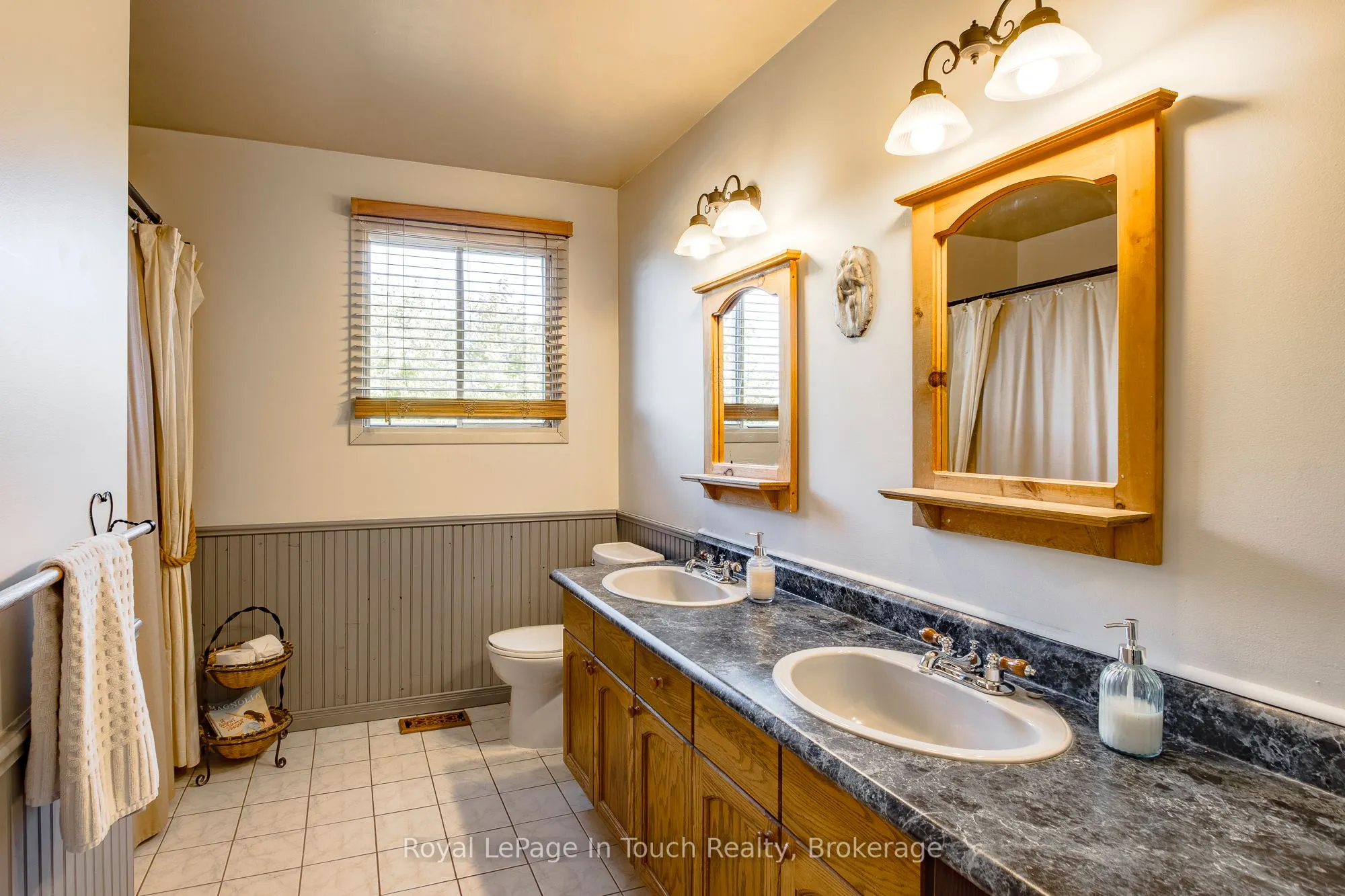 1023 Flos 4 Road W