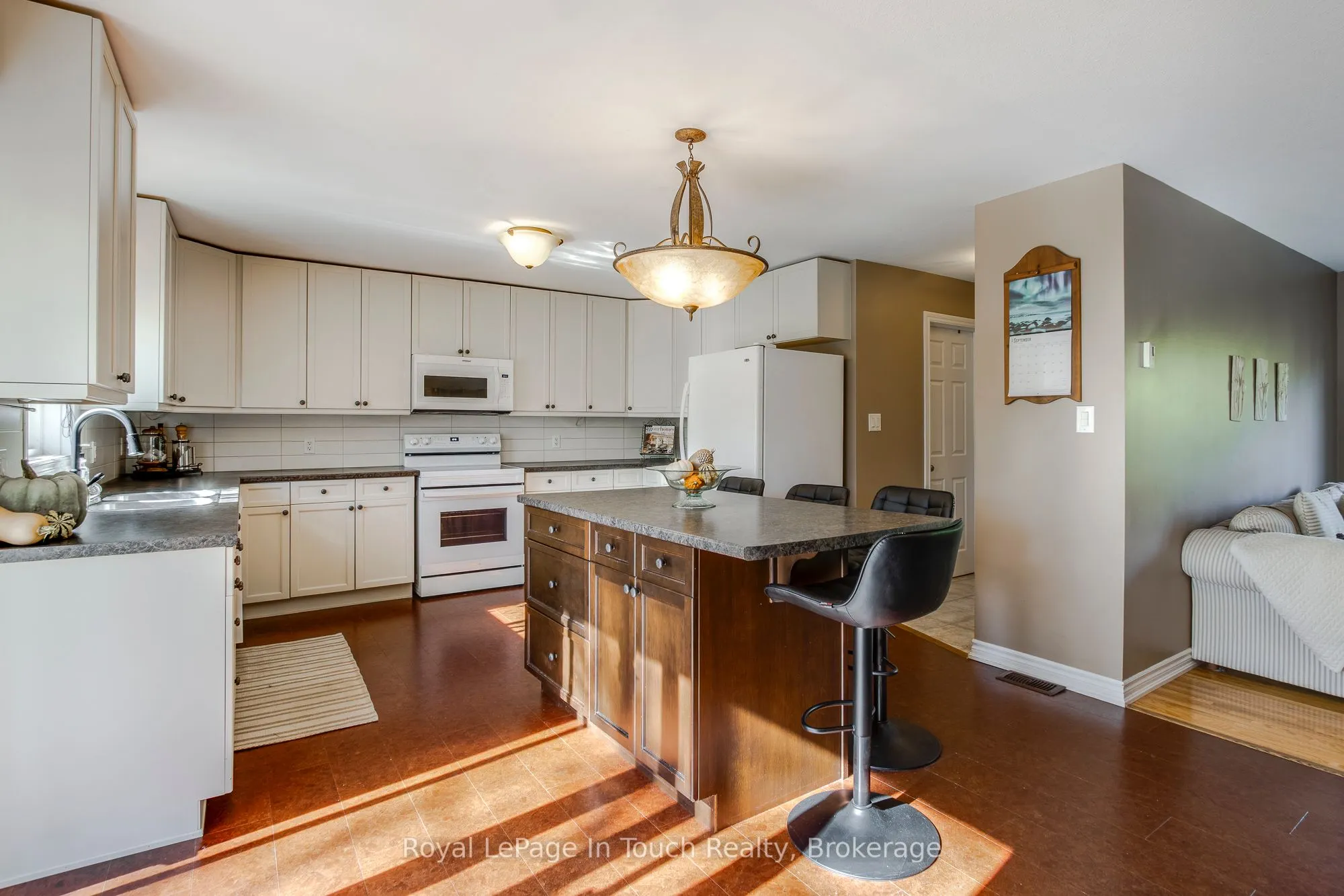 1023 Flos 4 Road W
