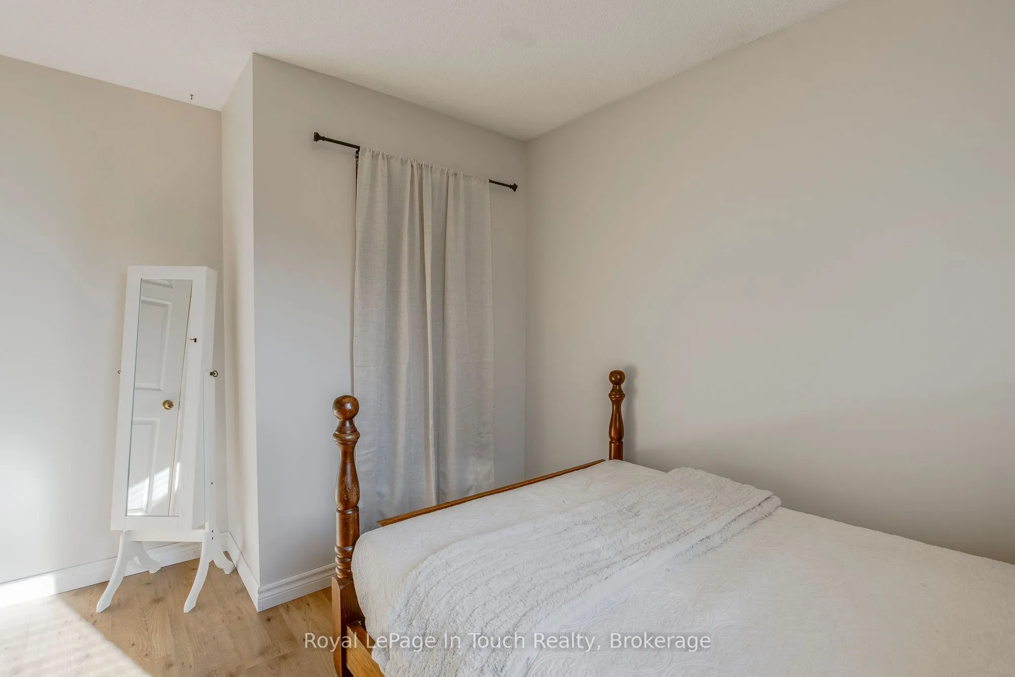 1023 Flos 4 Road W