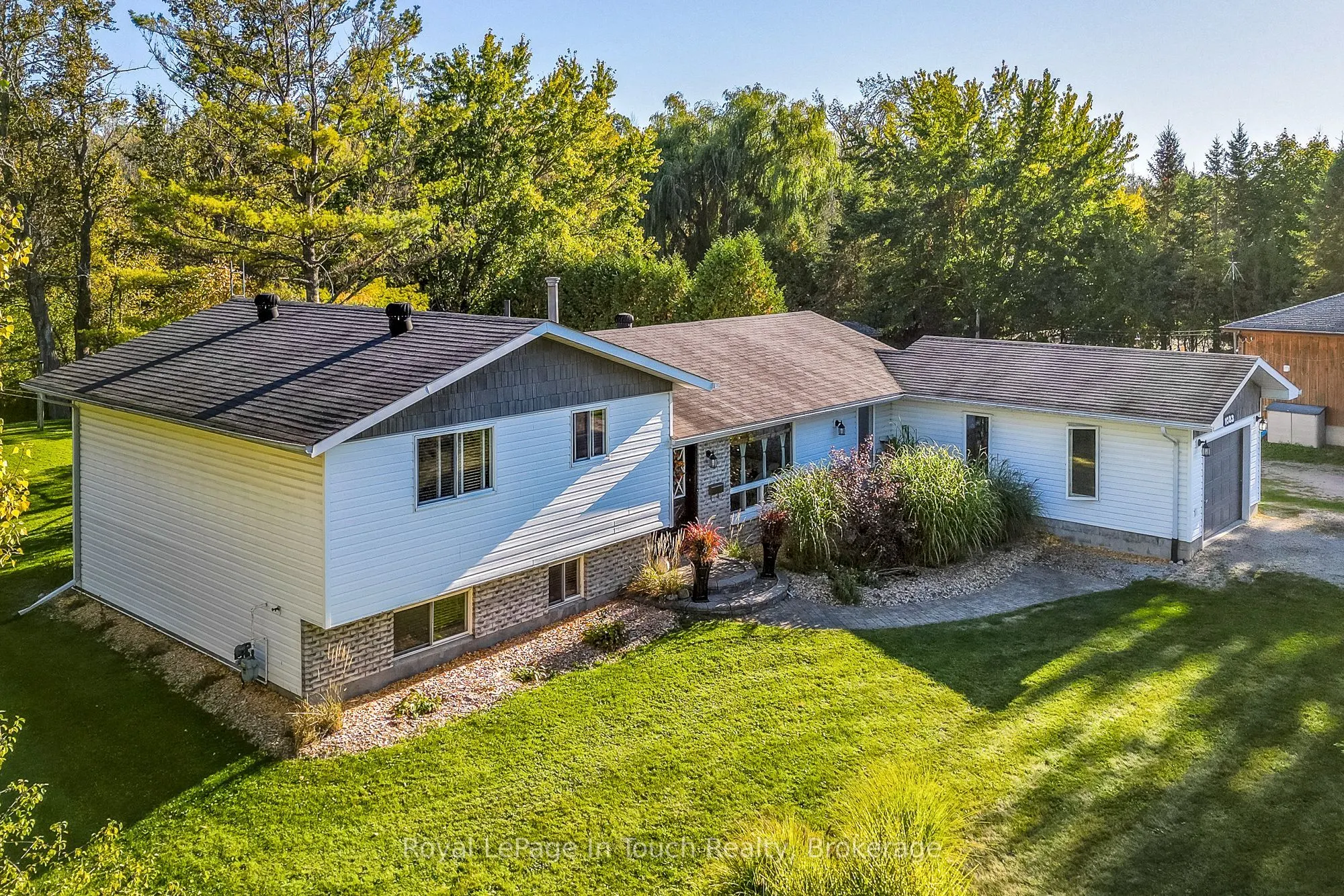 1023 Flos 4 Road W