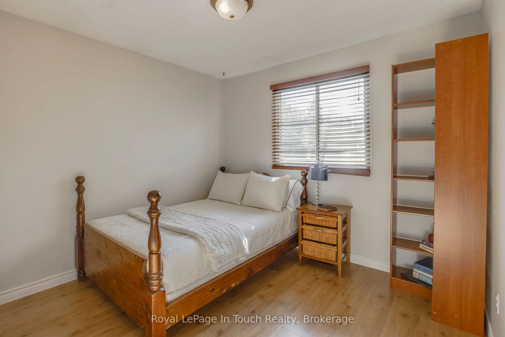 1023 Flos 4 Road W