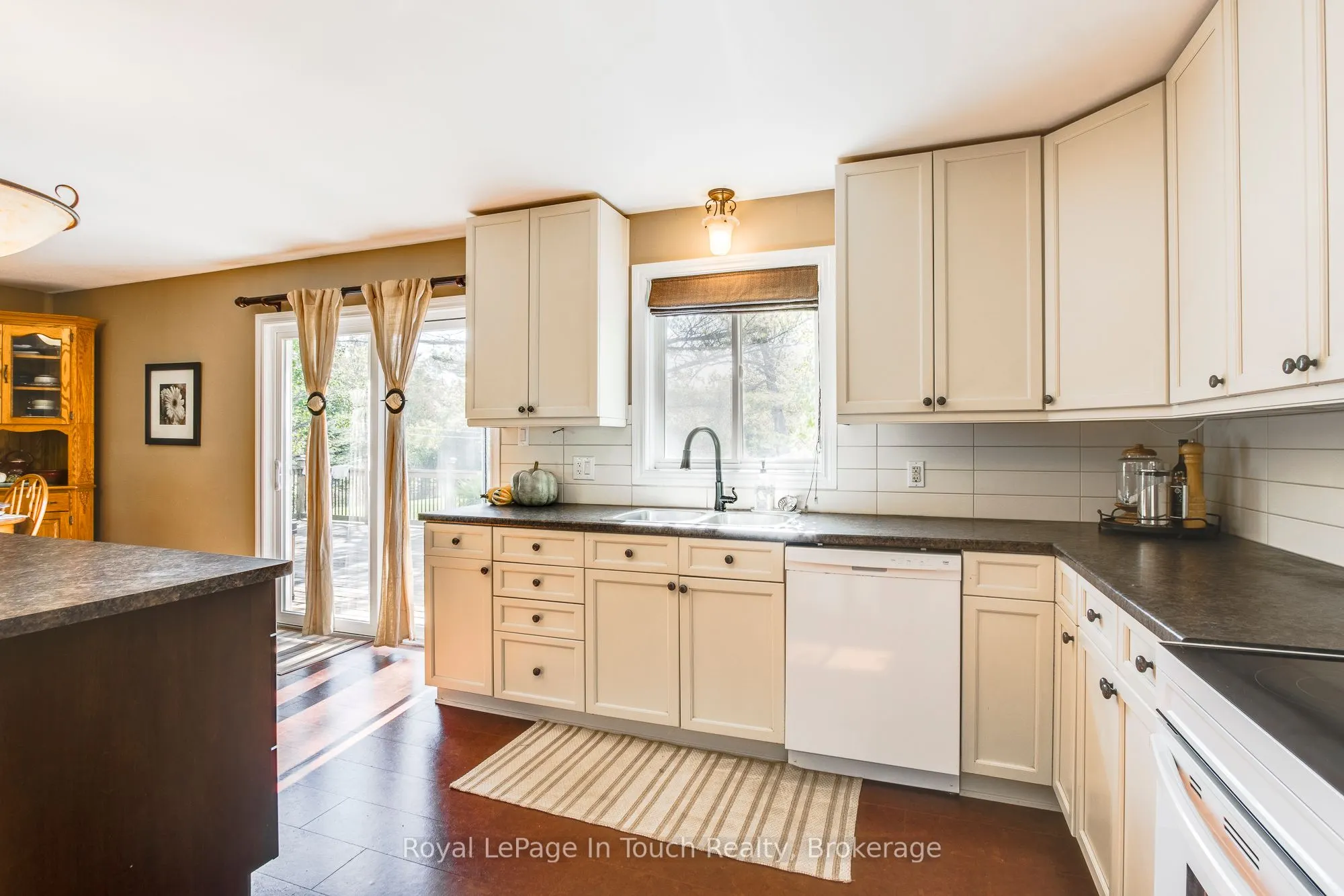 1023 Flos 4 Road W