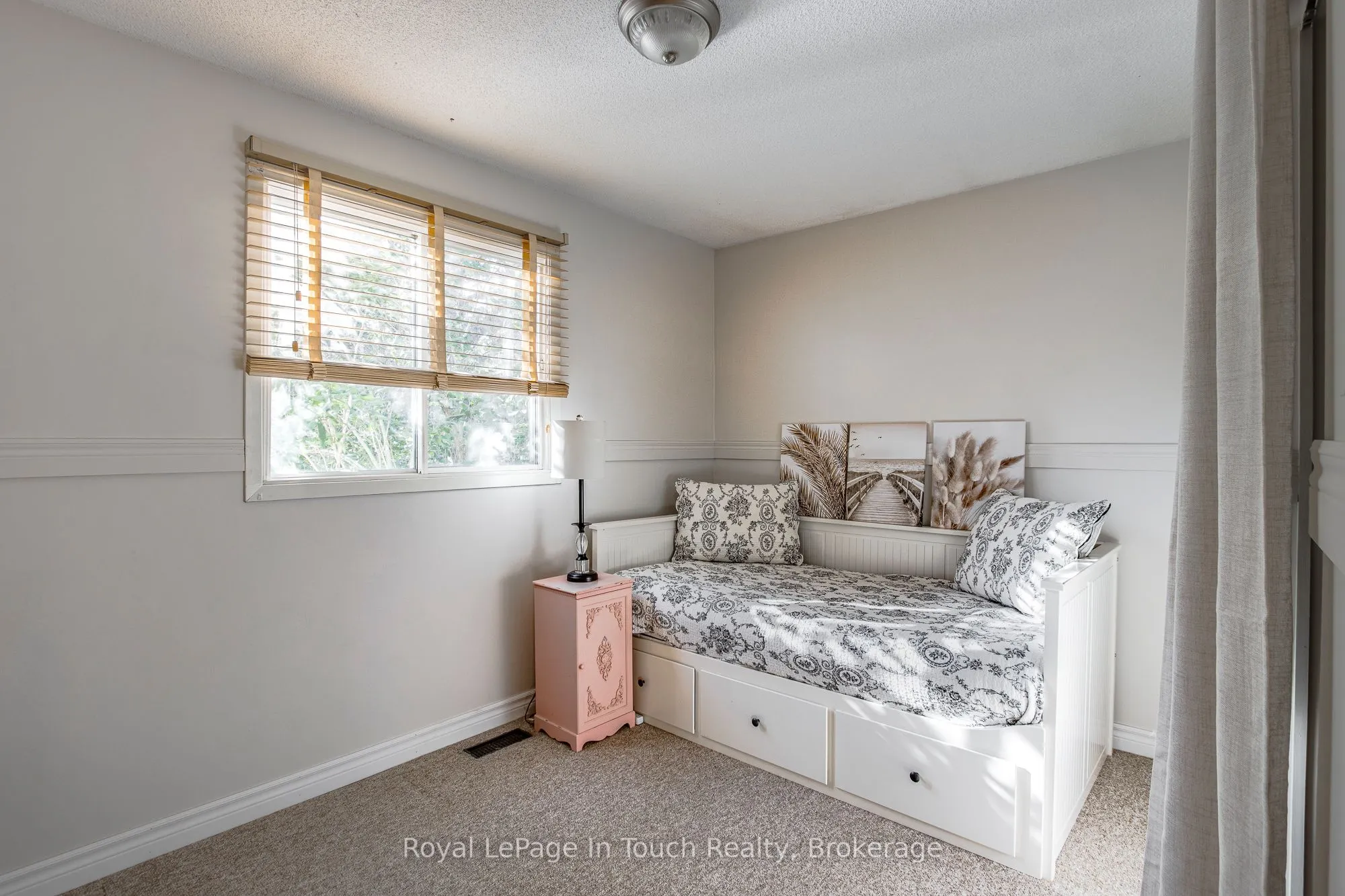 1023 Flos 4 Road W