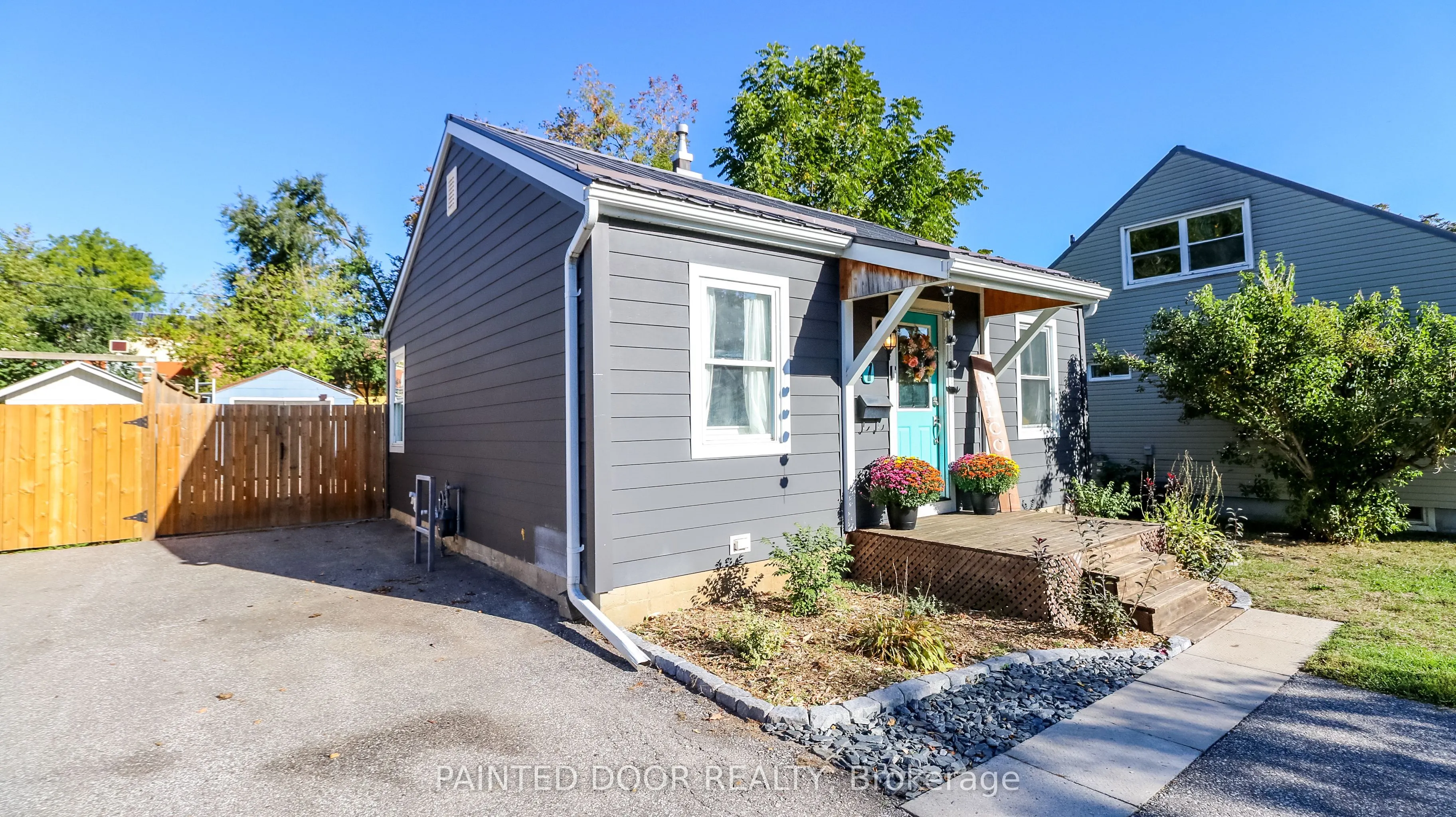 7 Albany Avenue