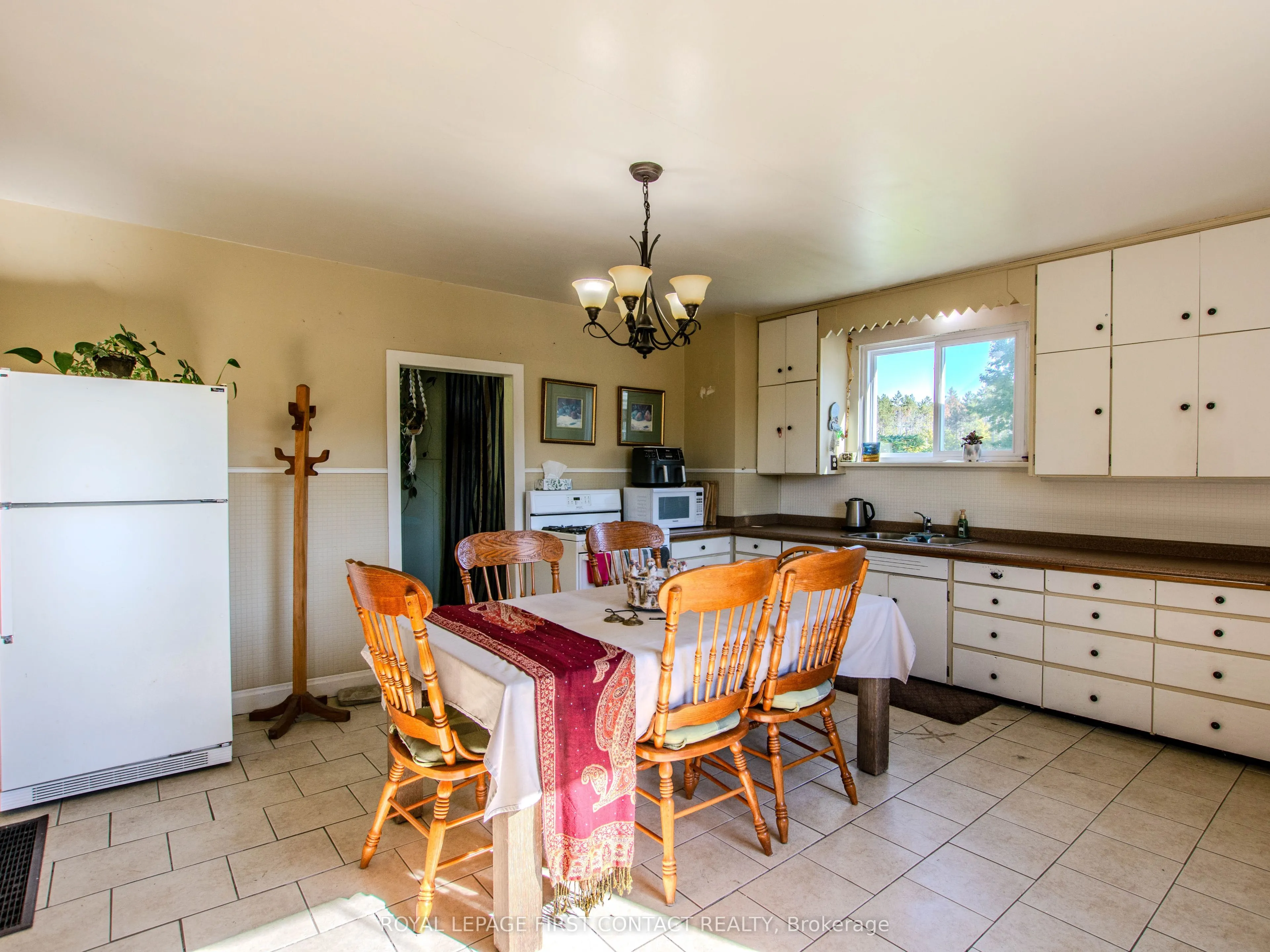 2041 Flos 4 Road W