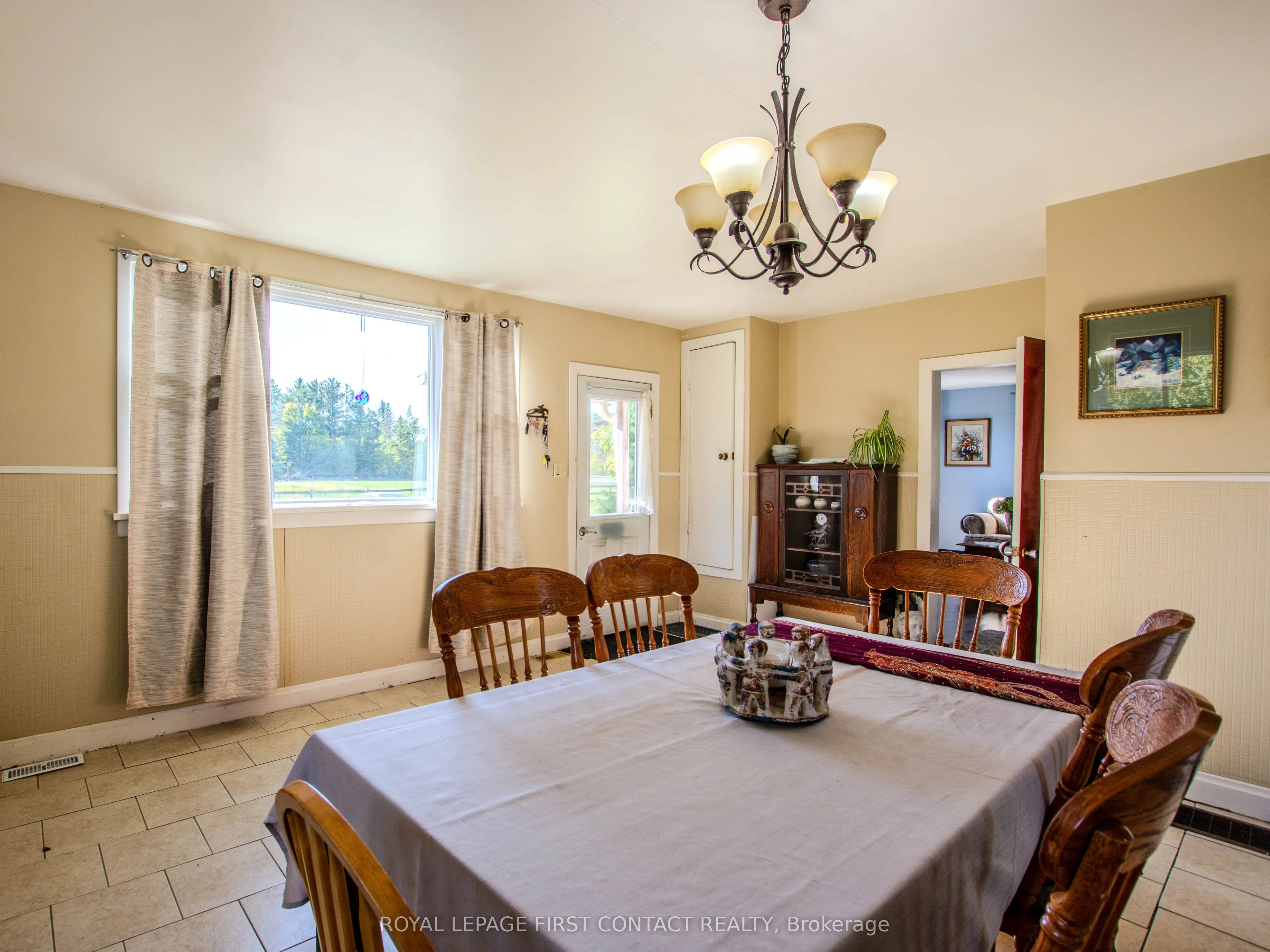 2041 Flos 4 Road W