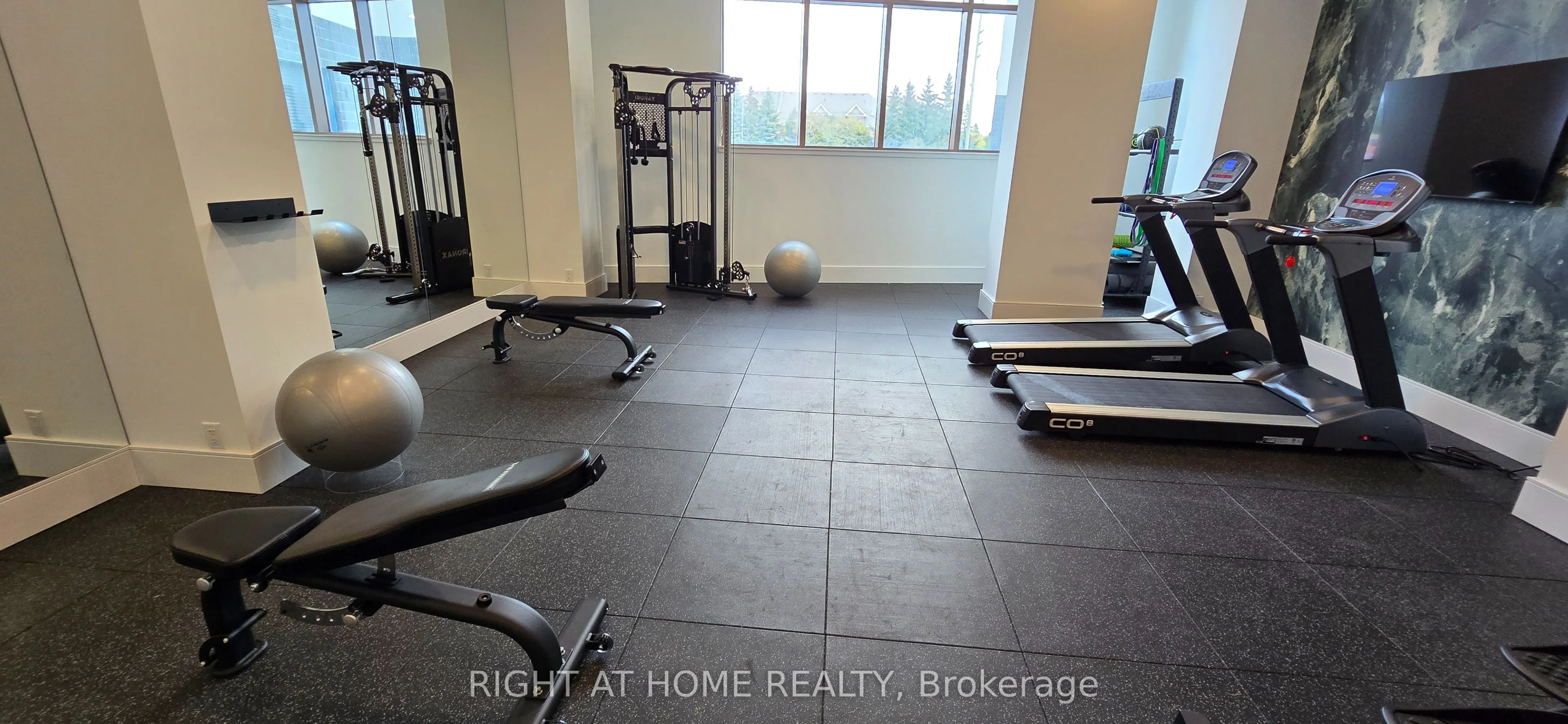 31 Huron Street, #327