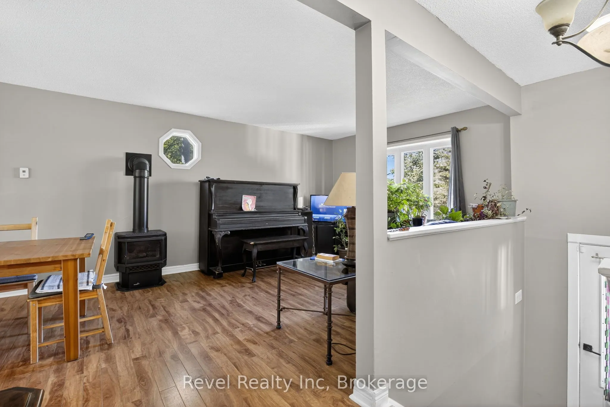 203 KNOX Road W