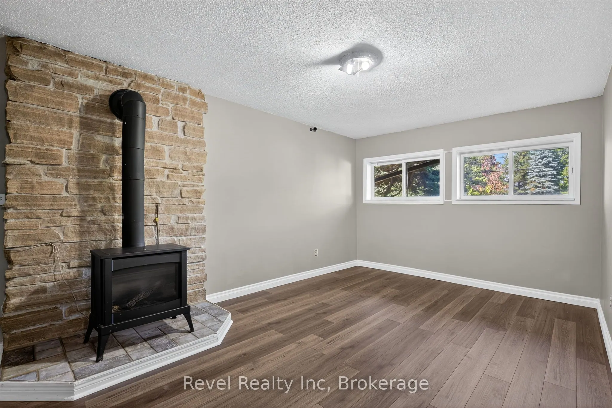 203 KNOX Road W