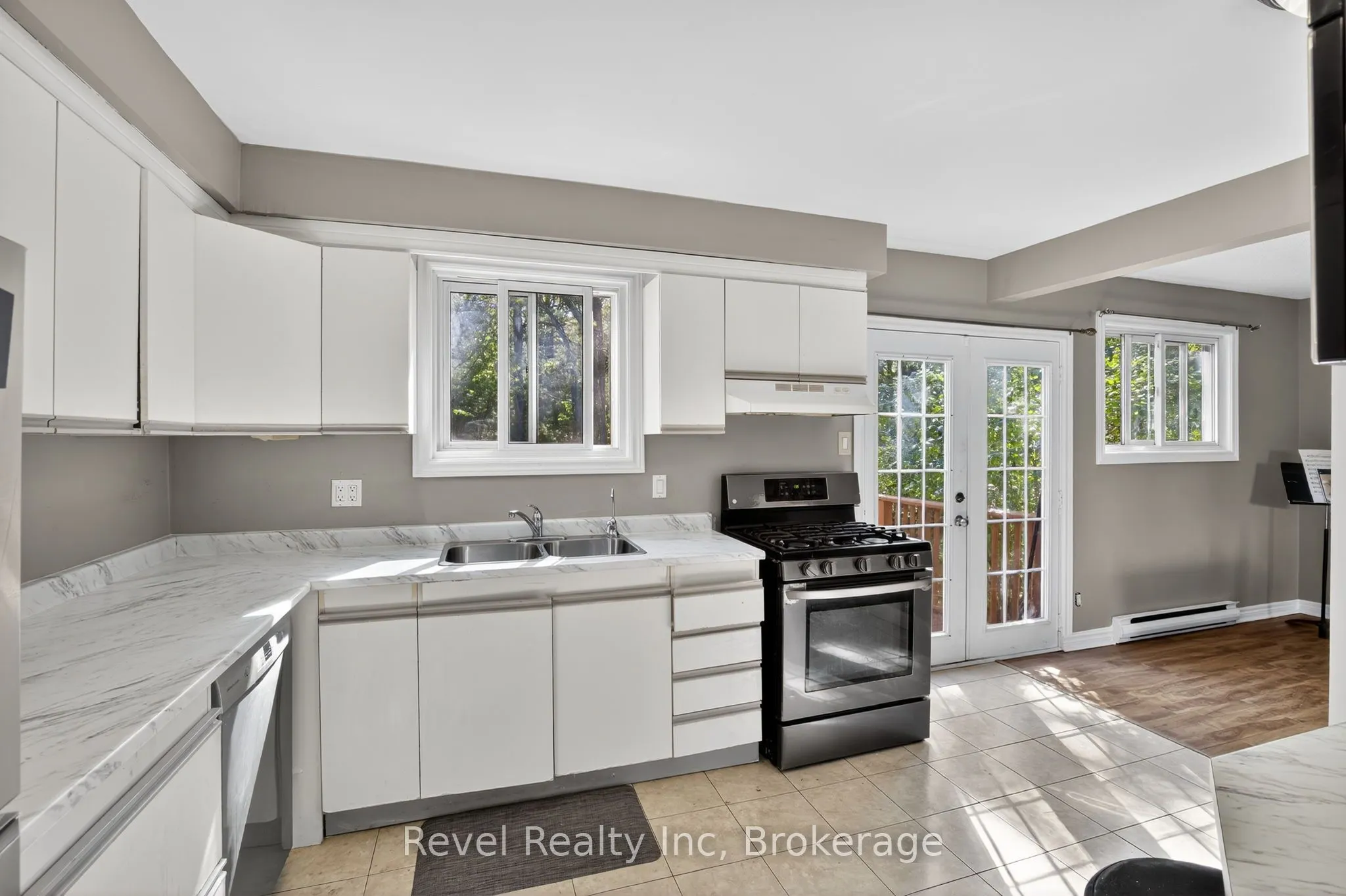 203 KNOX Road W