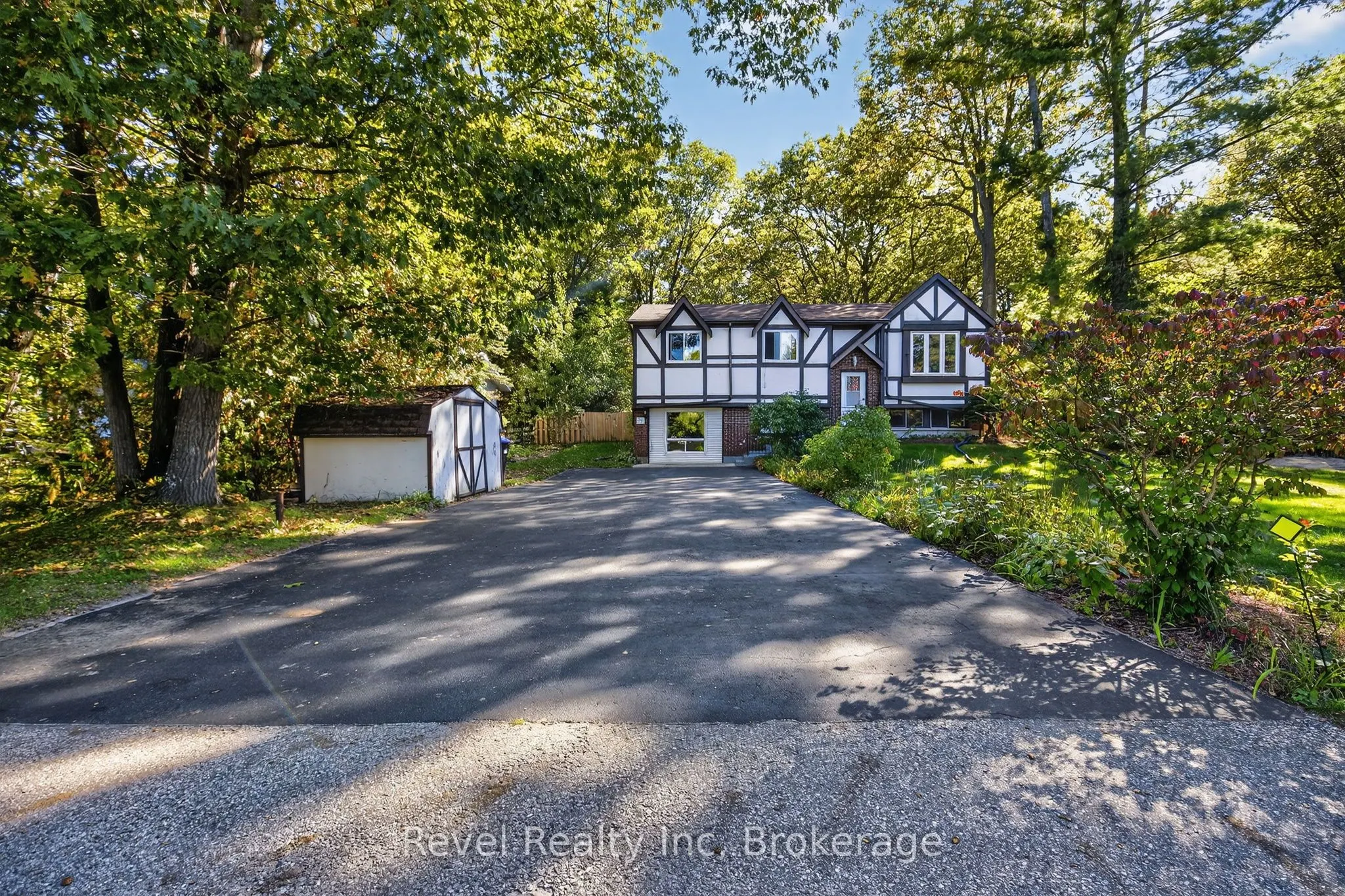 203 KNOX Road W