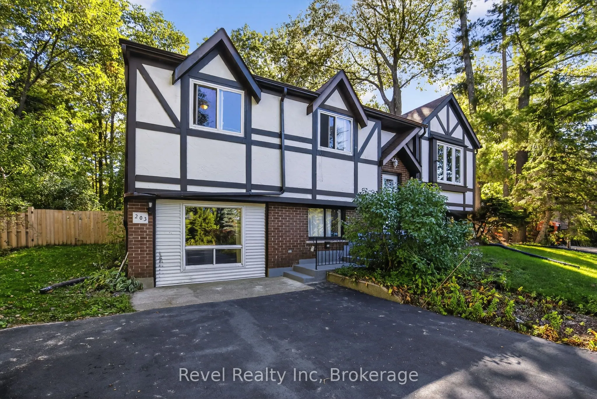 203 KNOX Road W