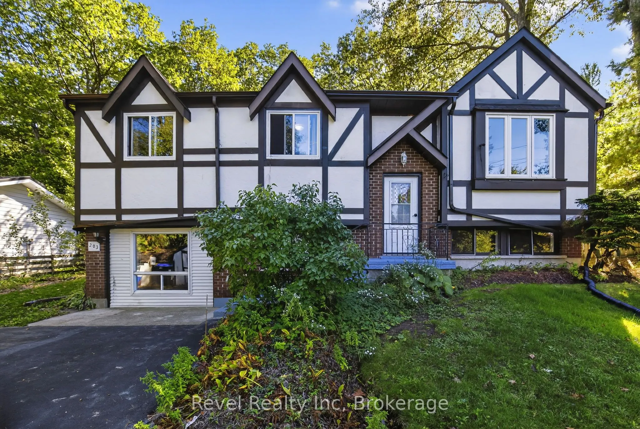 203 KNOX Road W