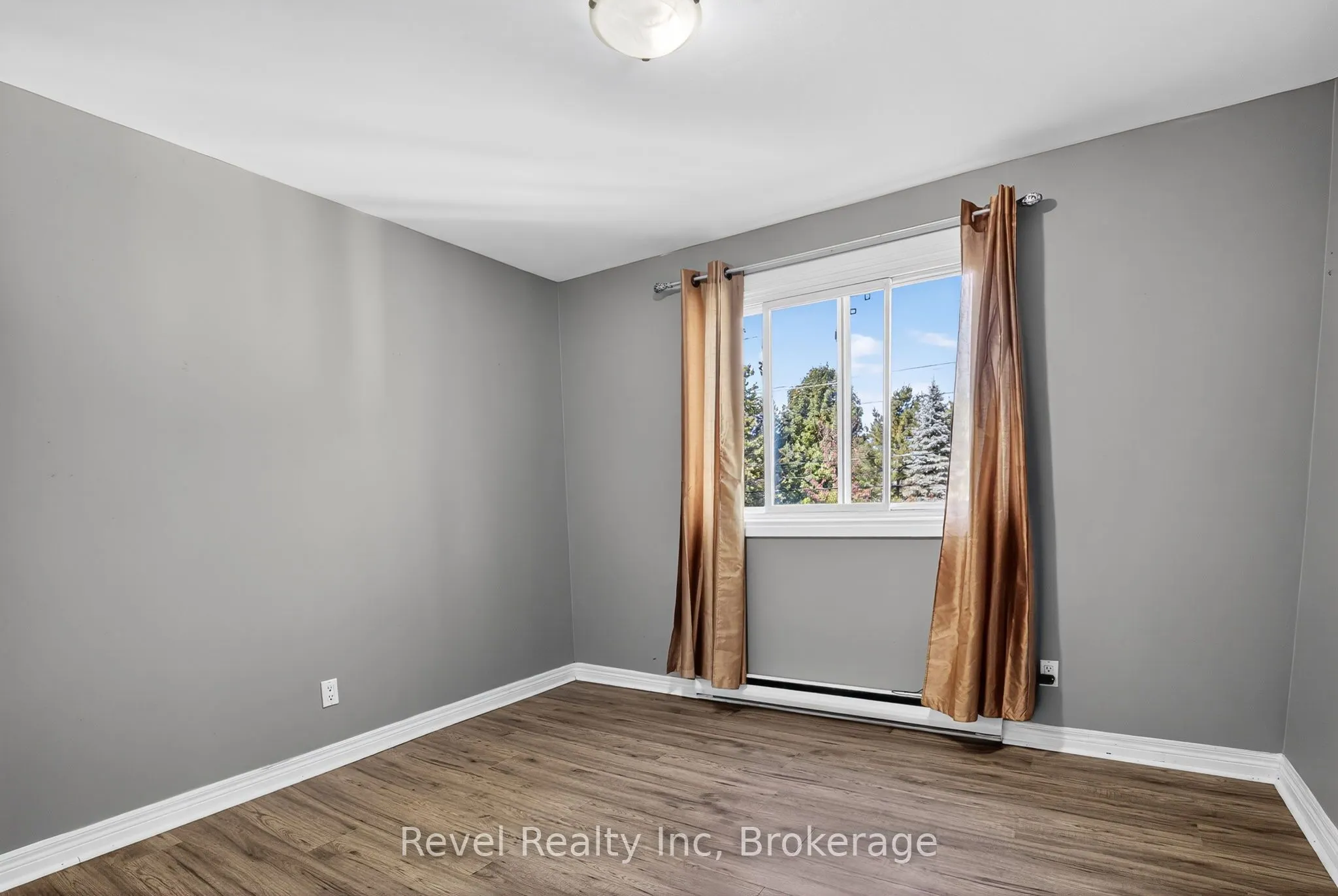 203 KNOX Road W