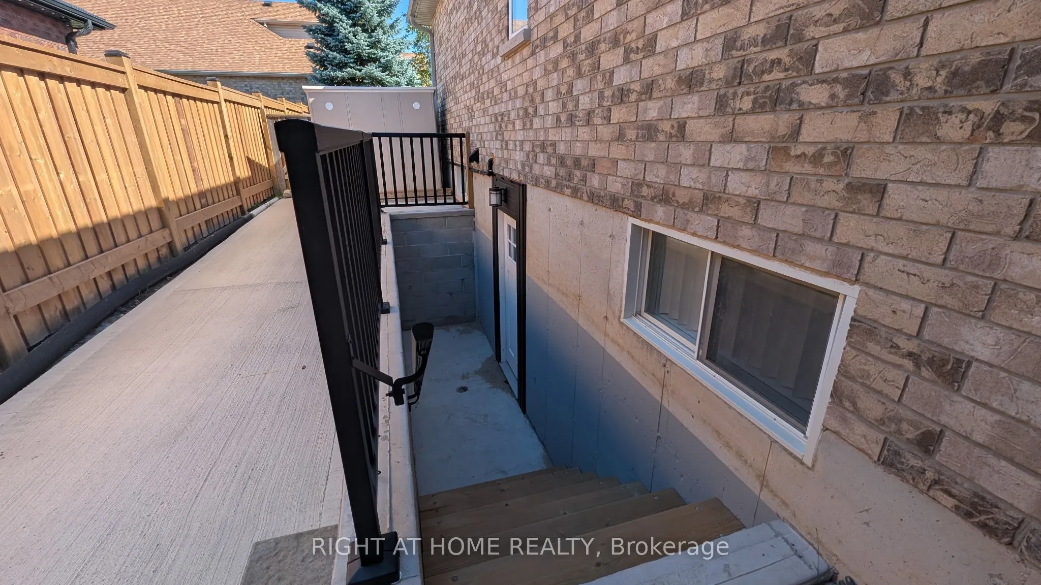 100 Seline Crescent, #- Lower Level