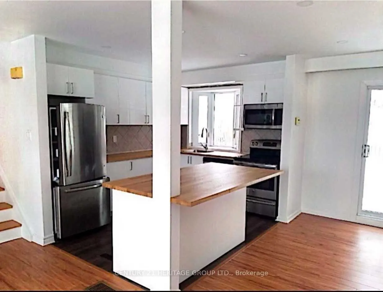 51 Steel Street S