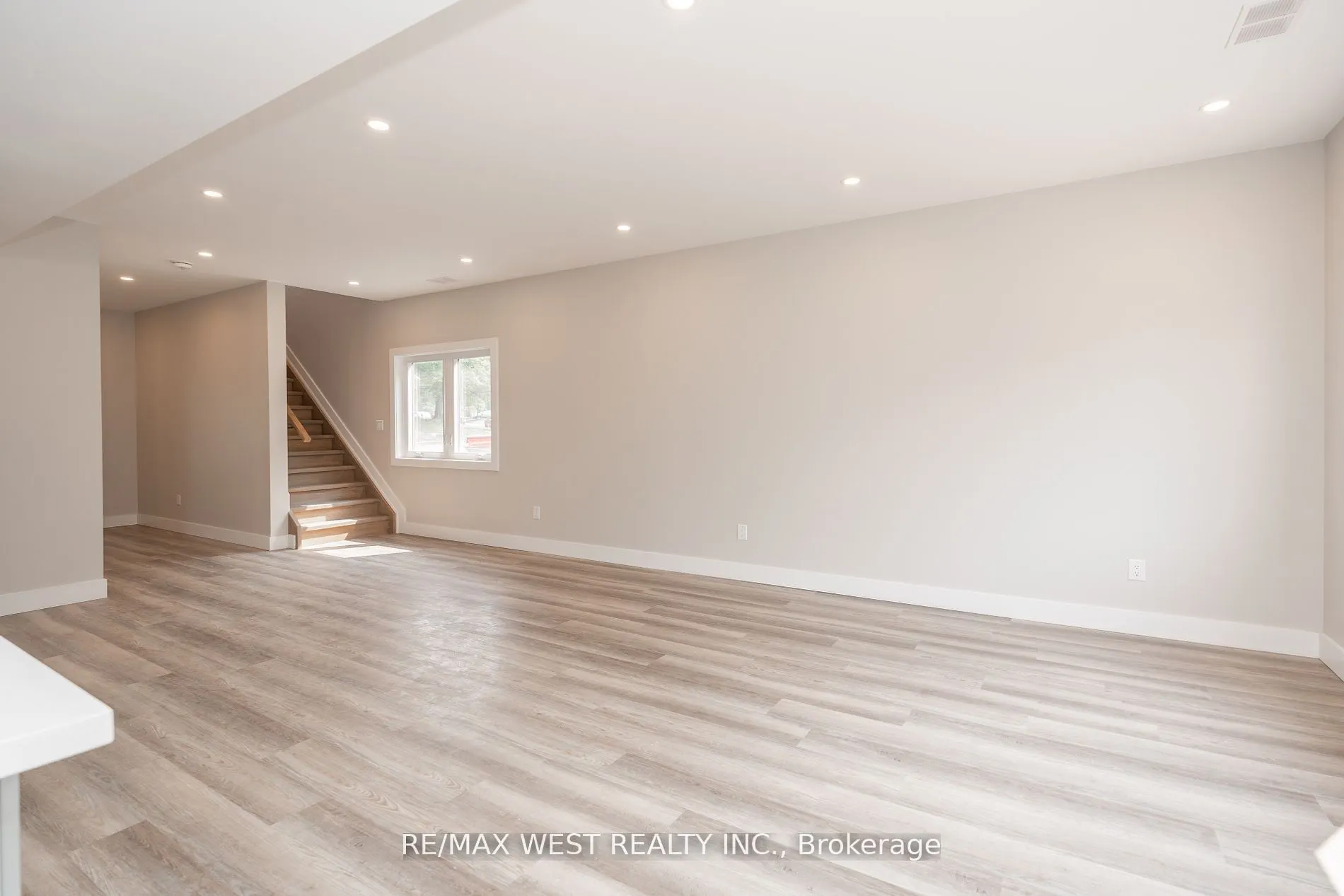 172 CUNDLES Road W, #1
