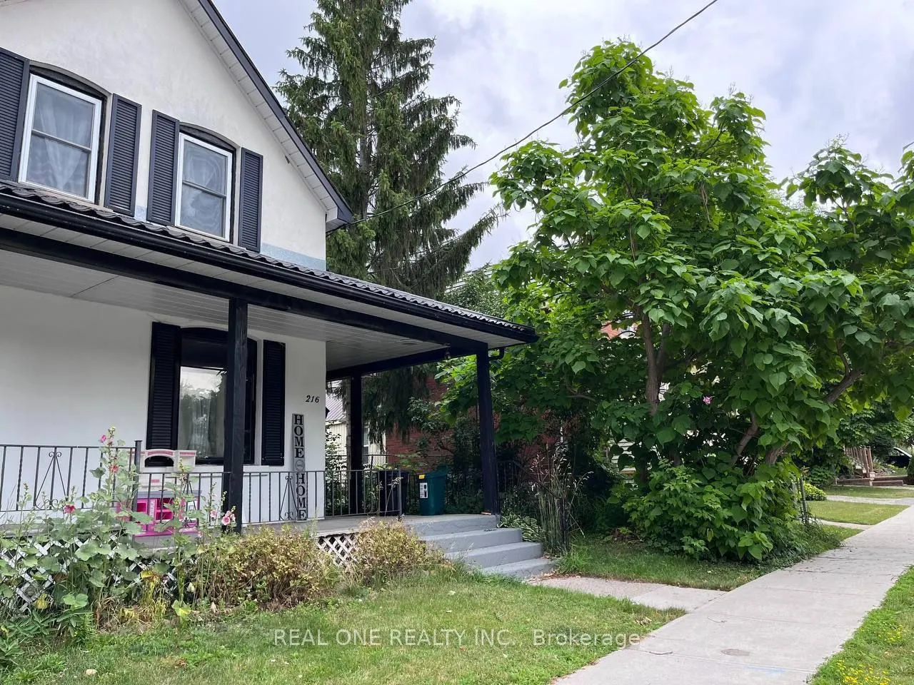 216 John Street N