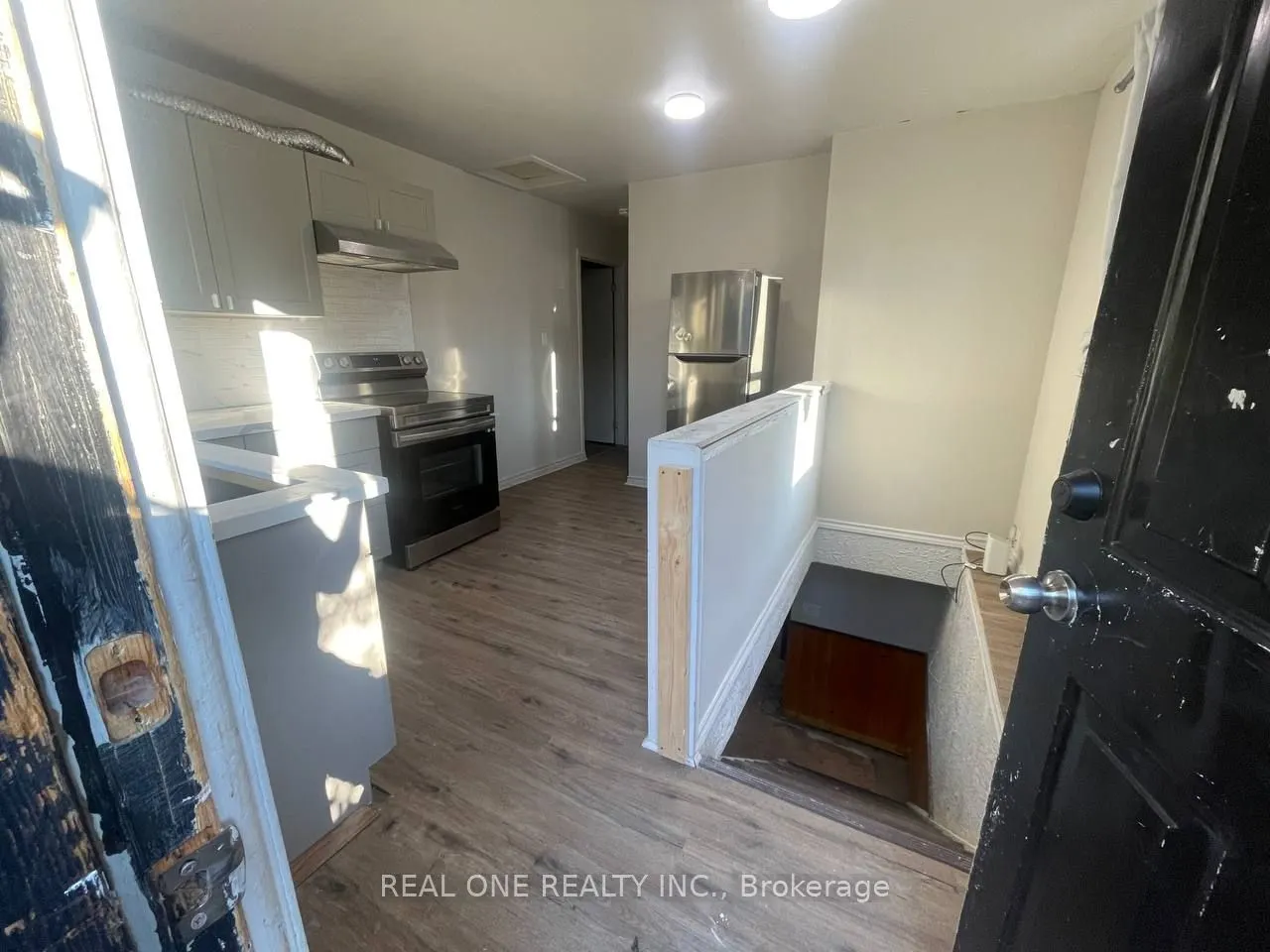 216 John Street N