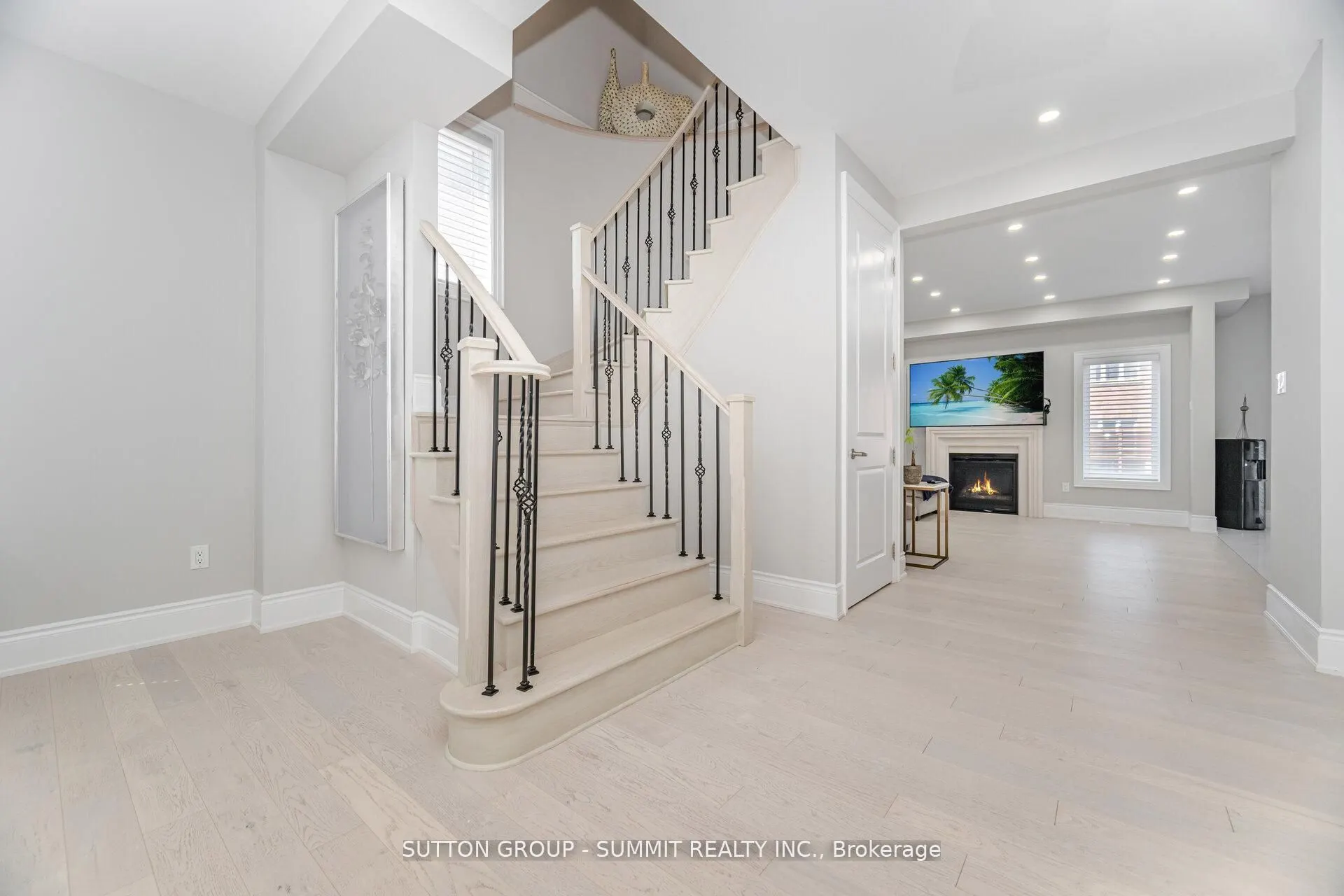 16 Westminster Circle