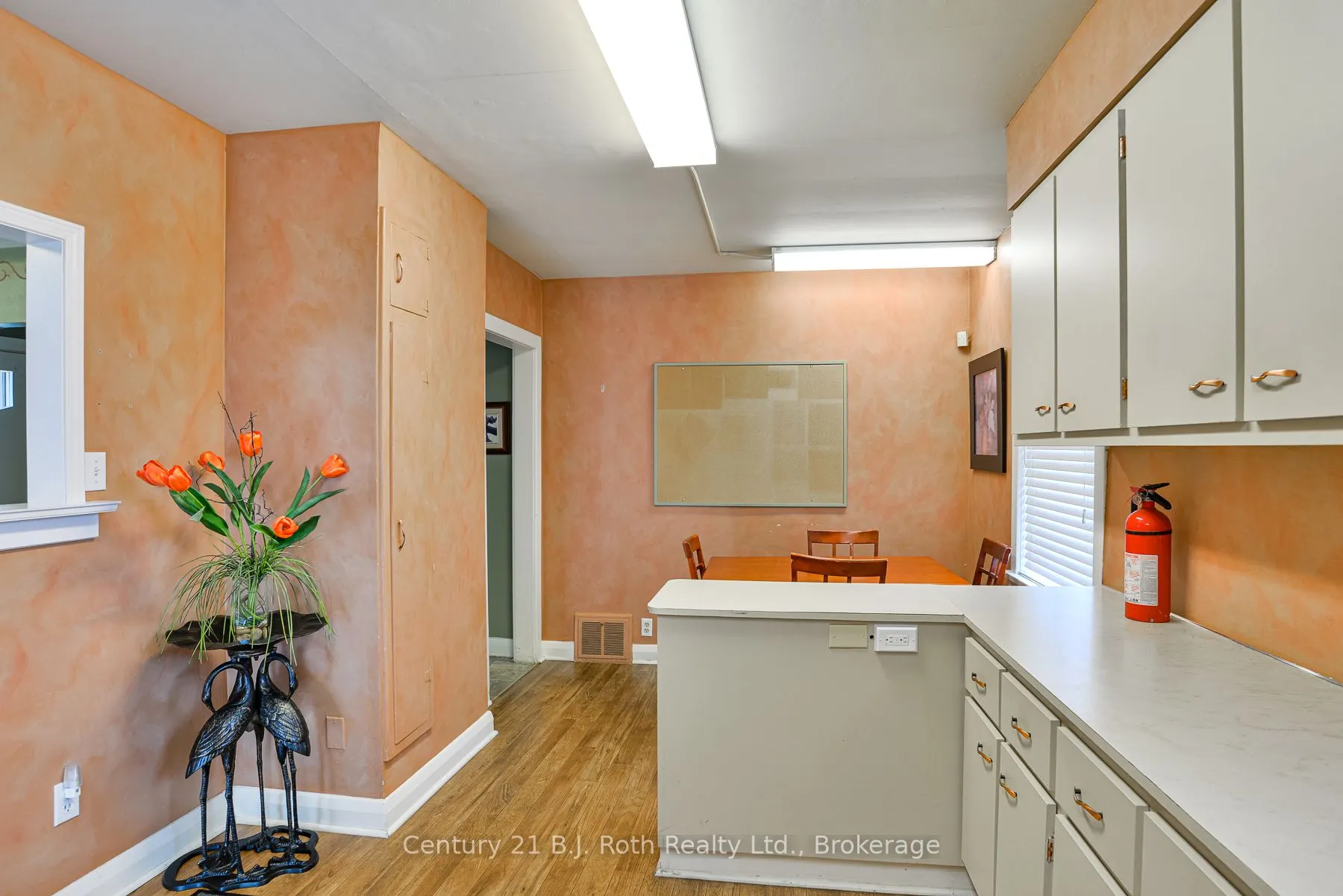 332 Mississaga Street W