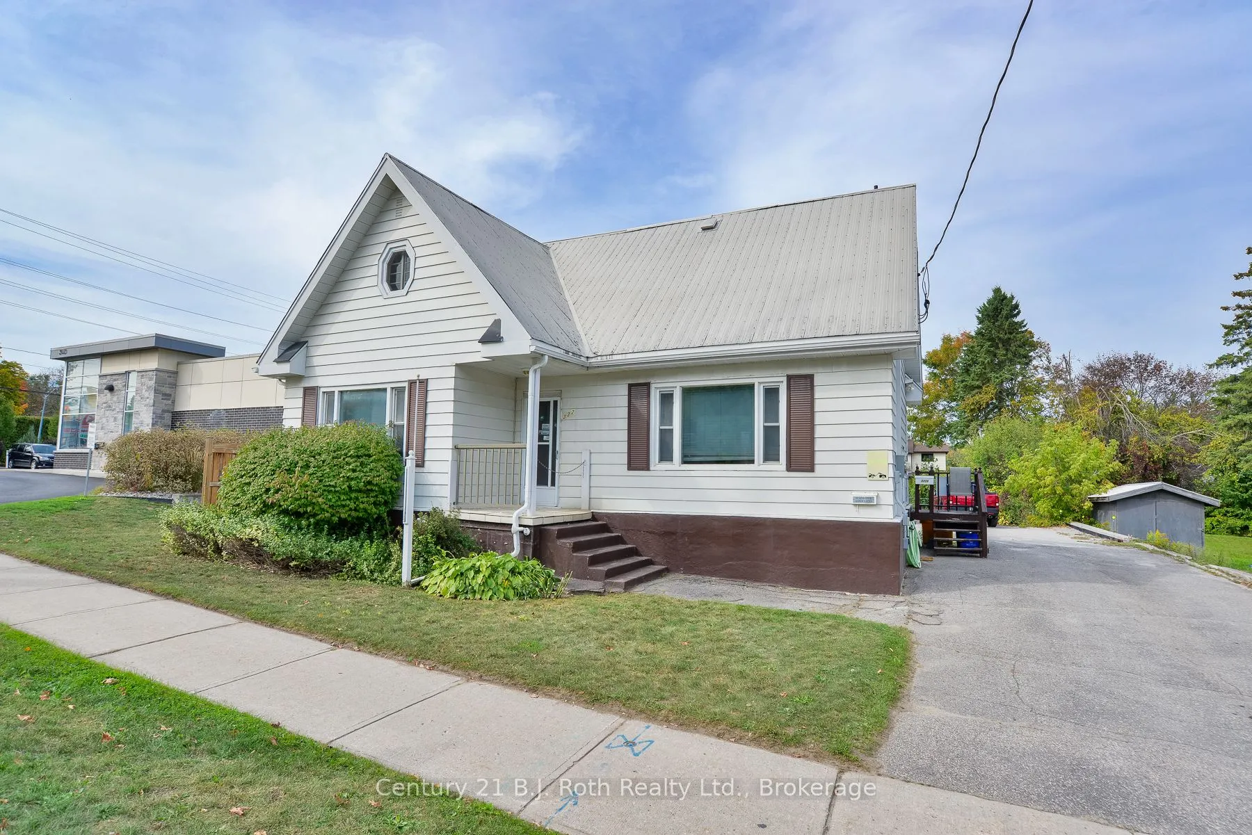 332 Mississaga Street W