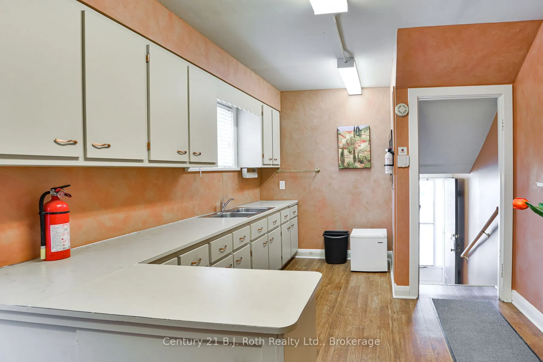 332 Mississaga Street W