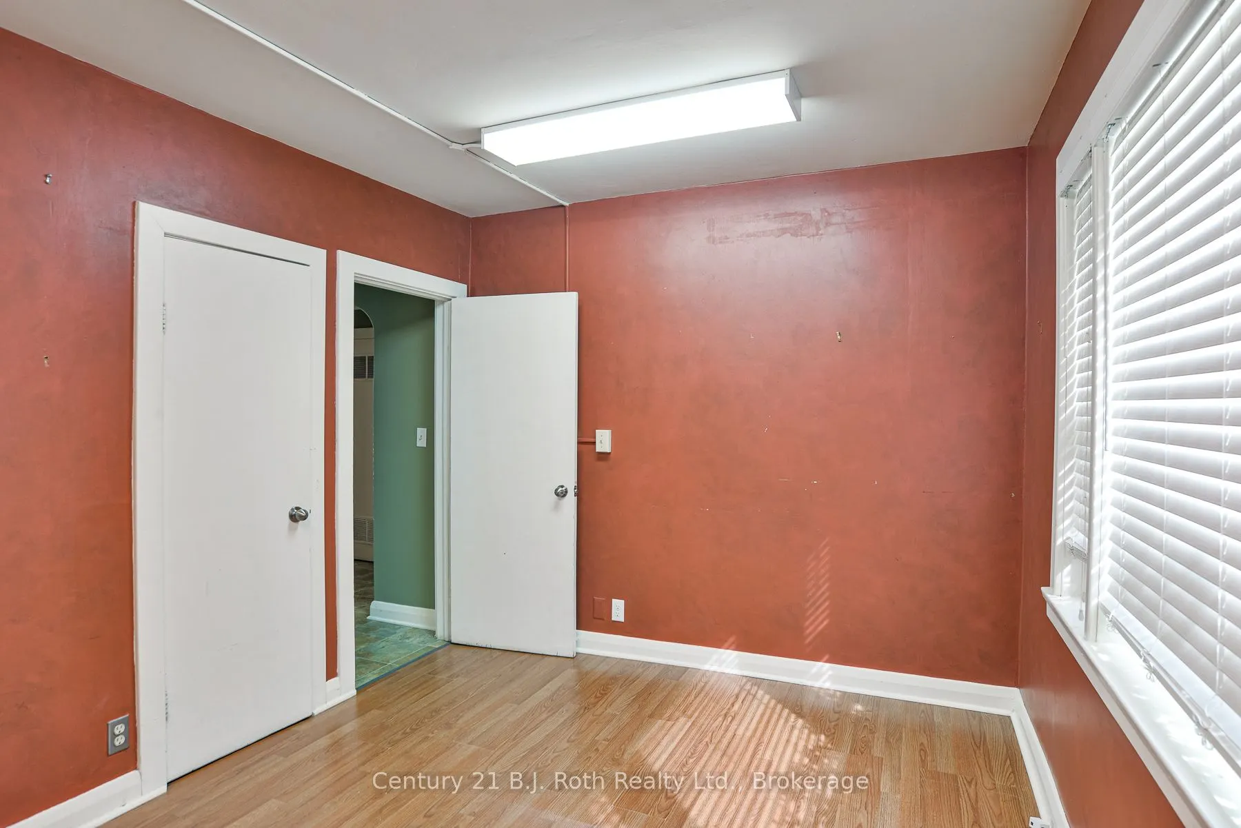 332 Mississaga Street W