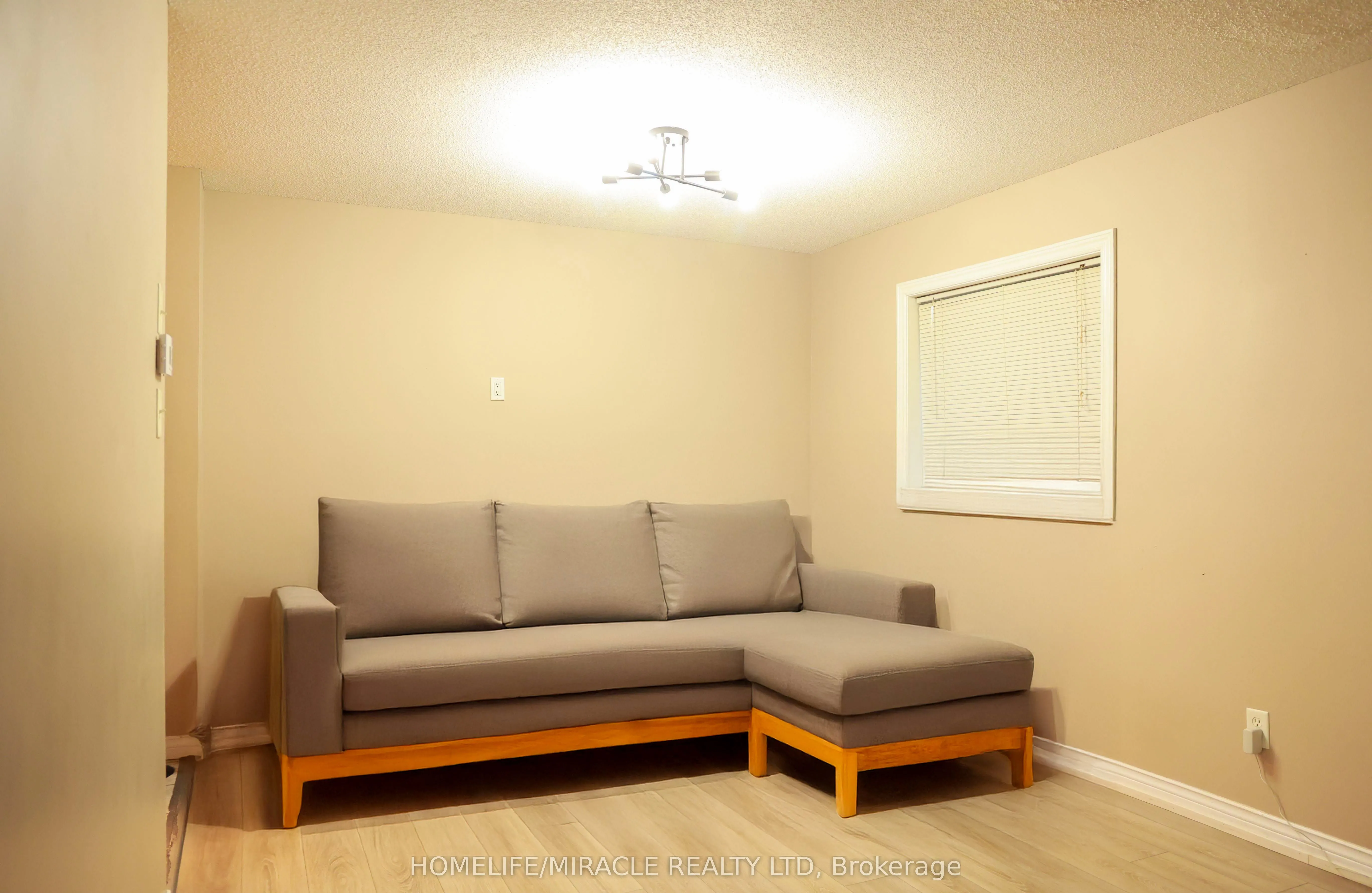 67 Stollar Boulevard W
