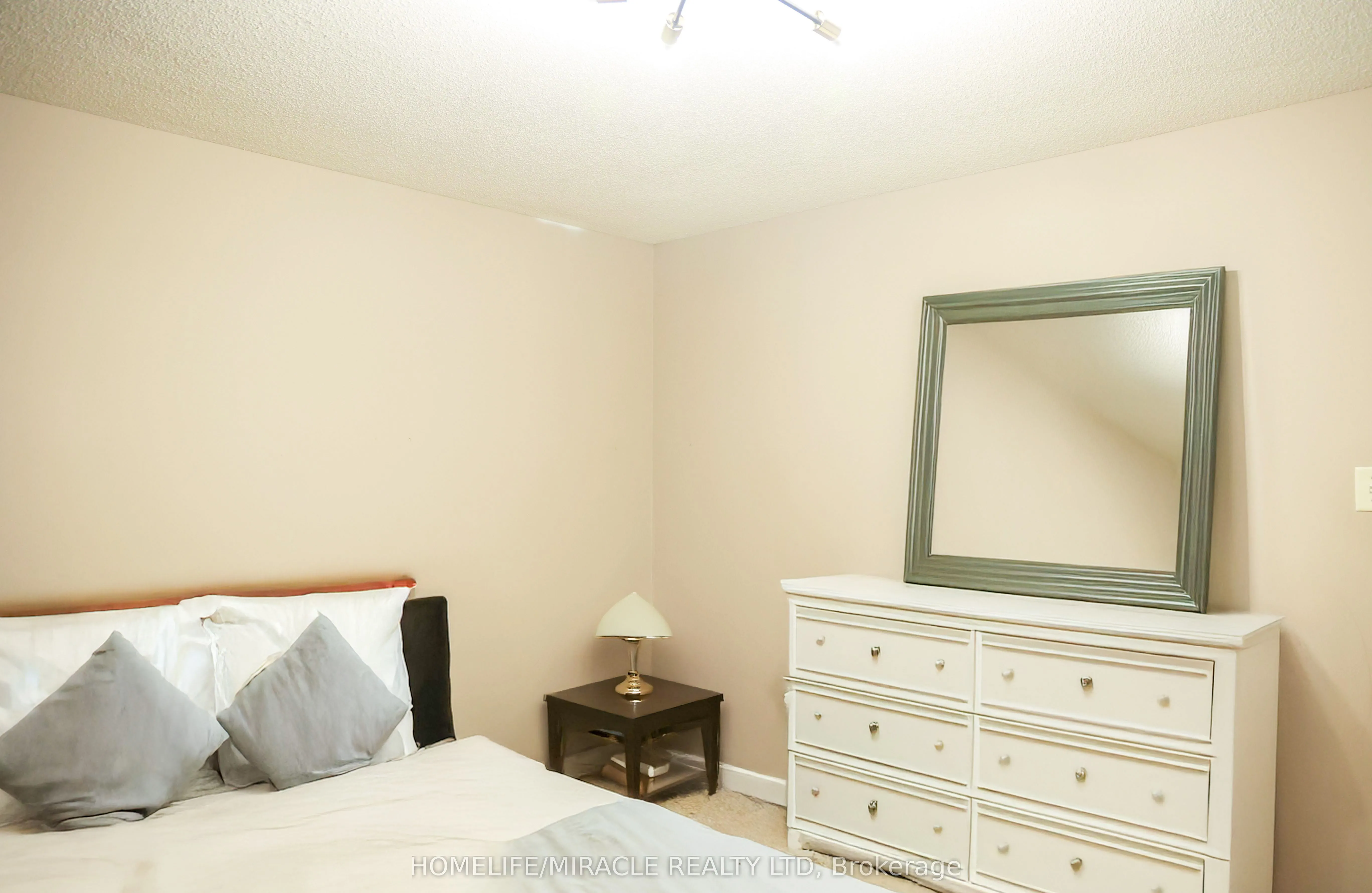 67 Stollar Boulevard W