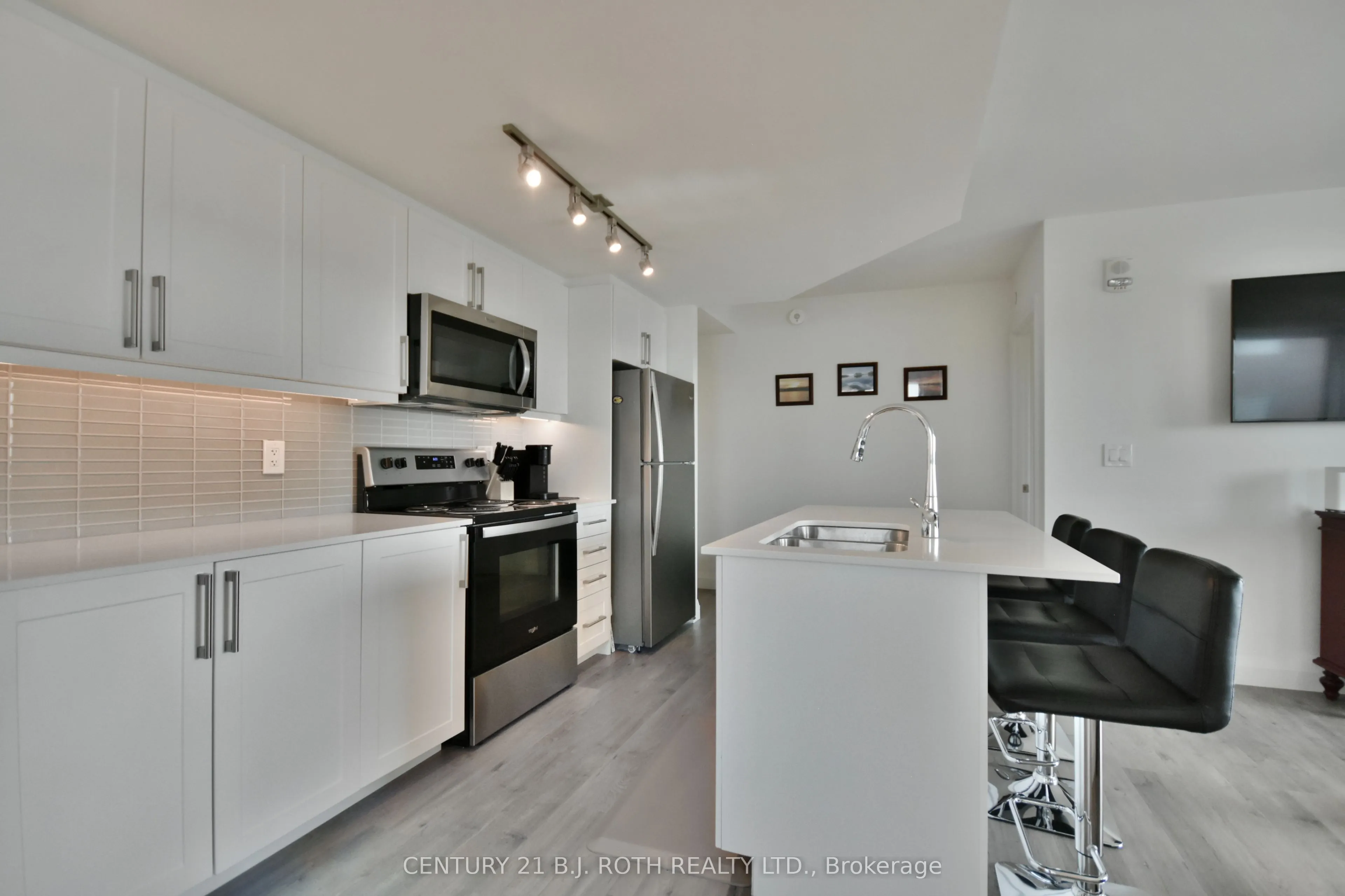 58 Lakeside Terrace, #818