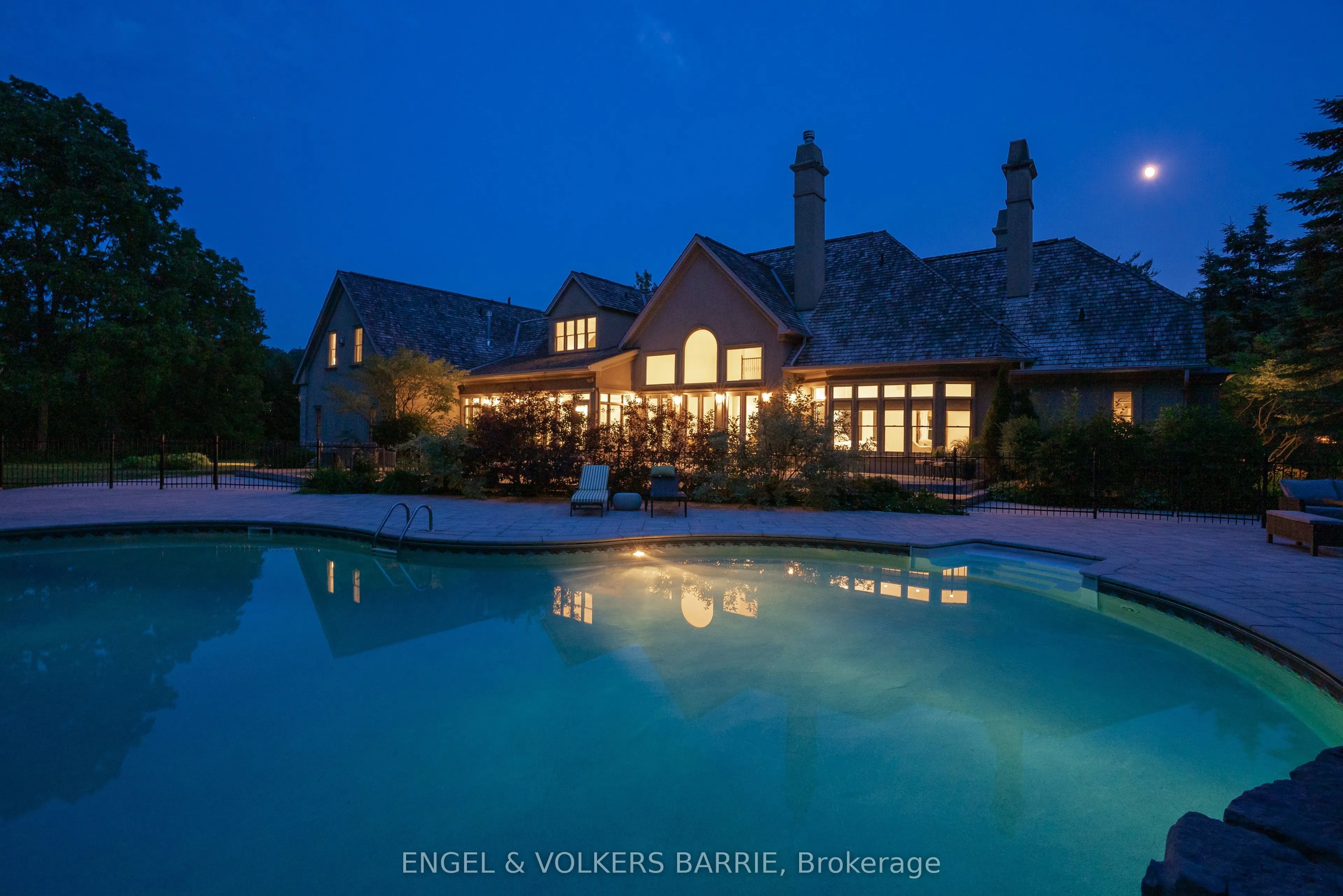 6 Midves Court