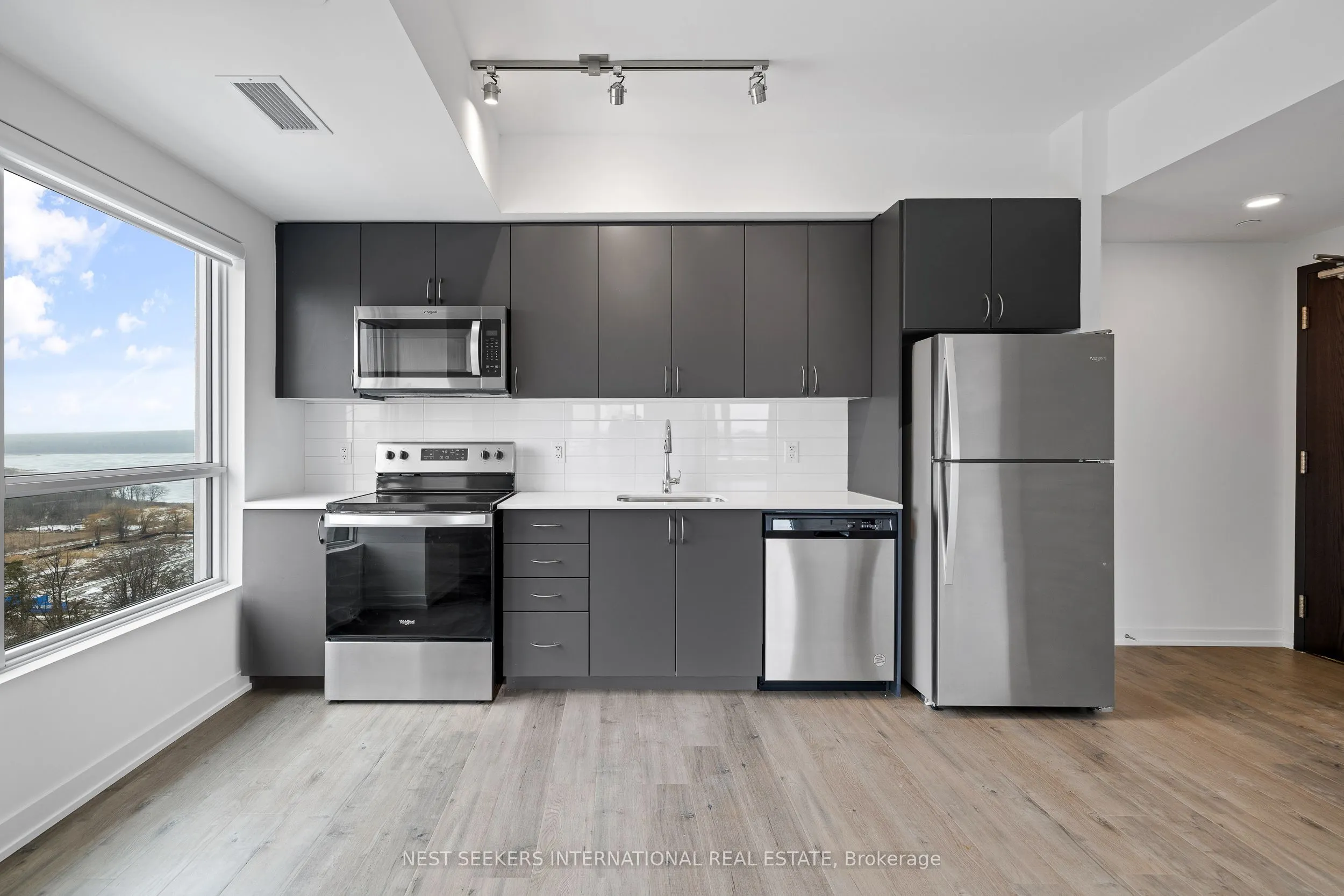 56 Lakeside Terrace, #1001