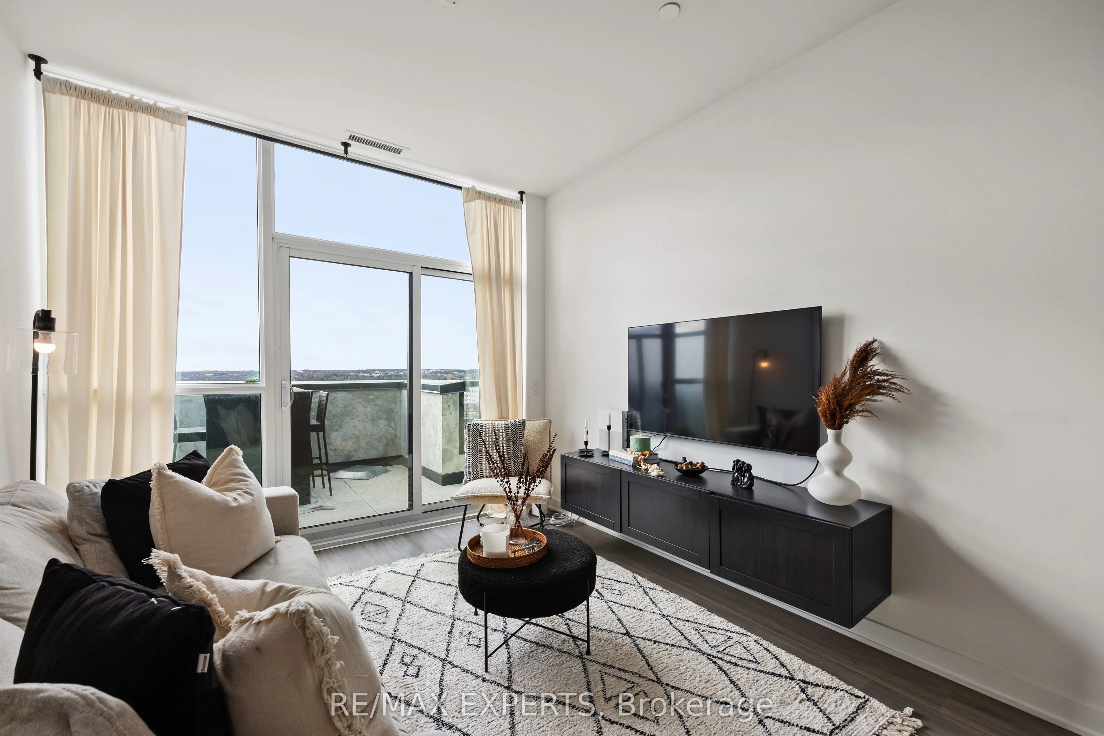 681 Yonge Street, #707