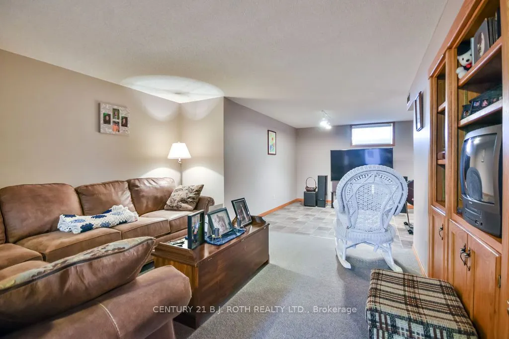 1059 Birchcliffe Crescent