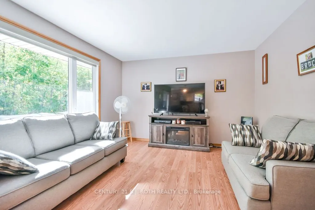 1059 Birchcliffe Crescent