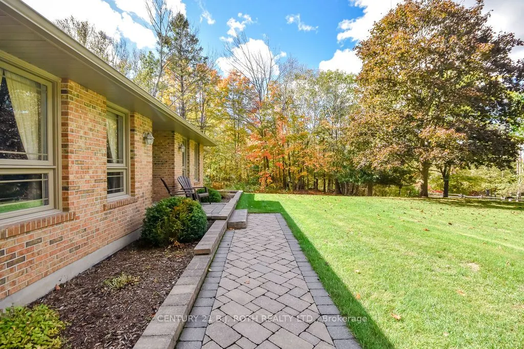 1059 Birchcliffe Crescent