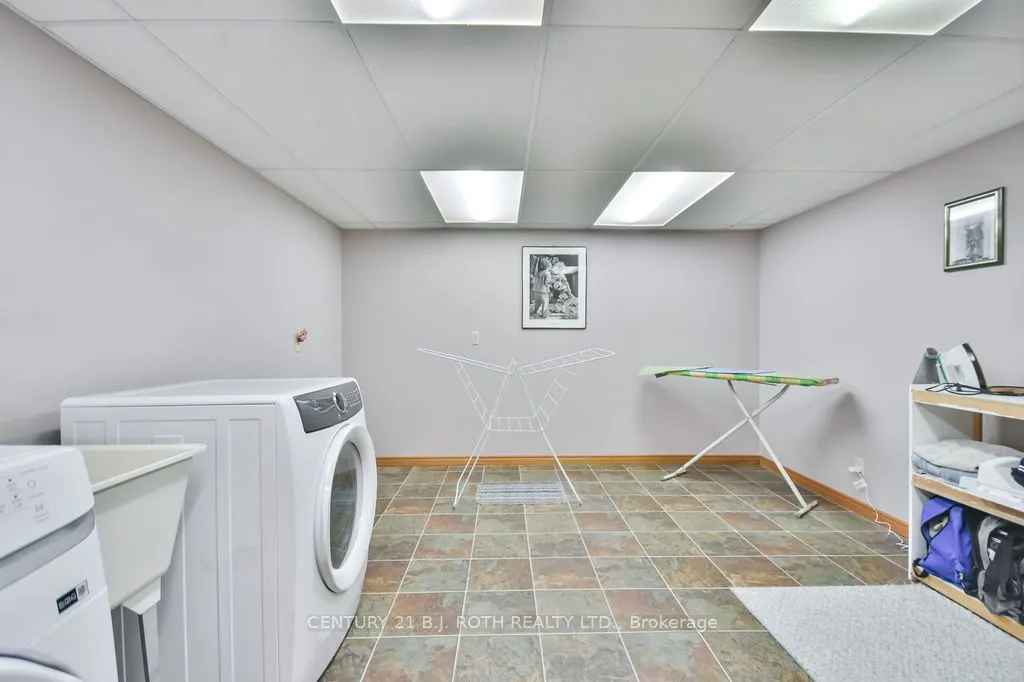 1059 Birchcliffe Crescent