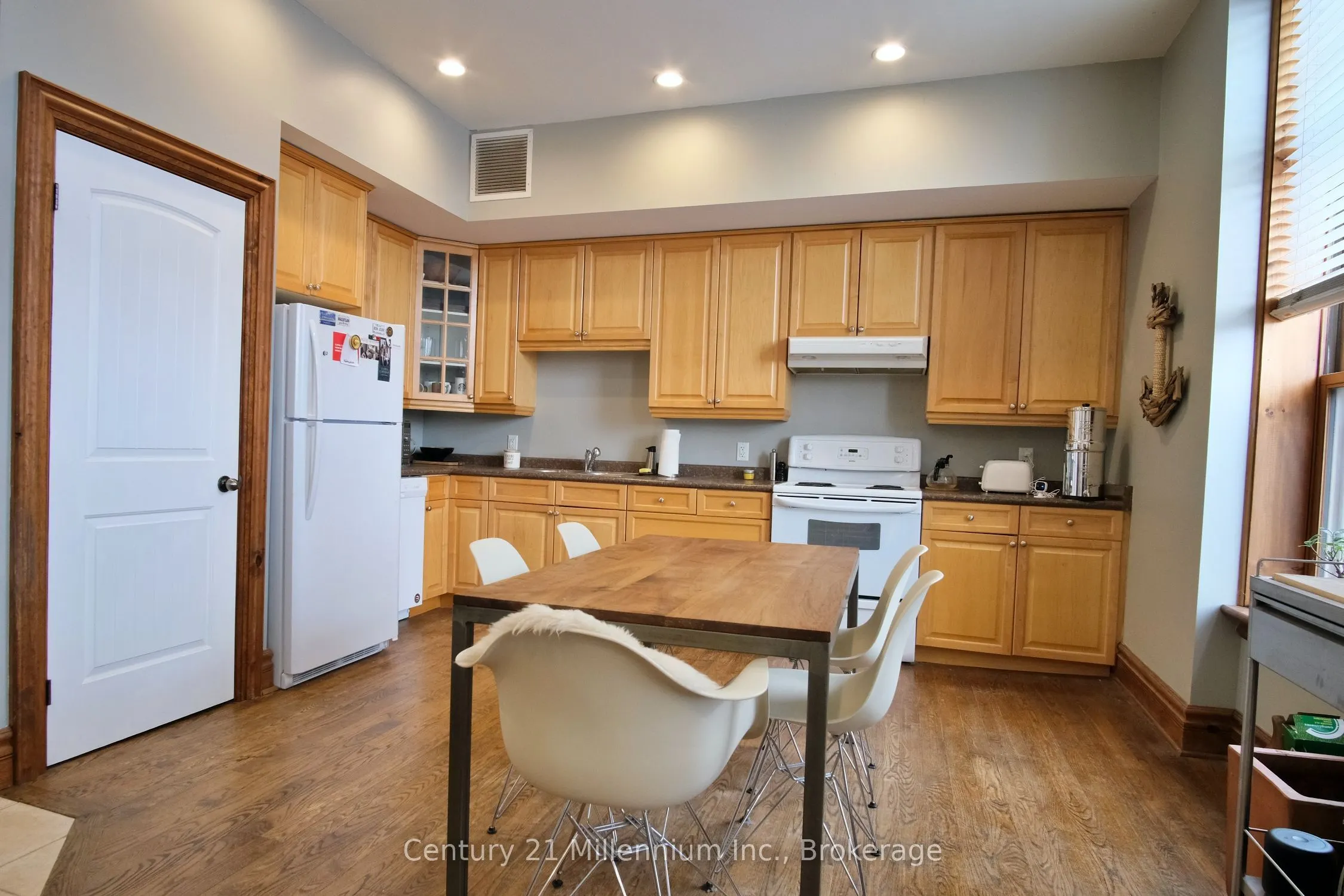 68 Hurontario Street, #2