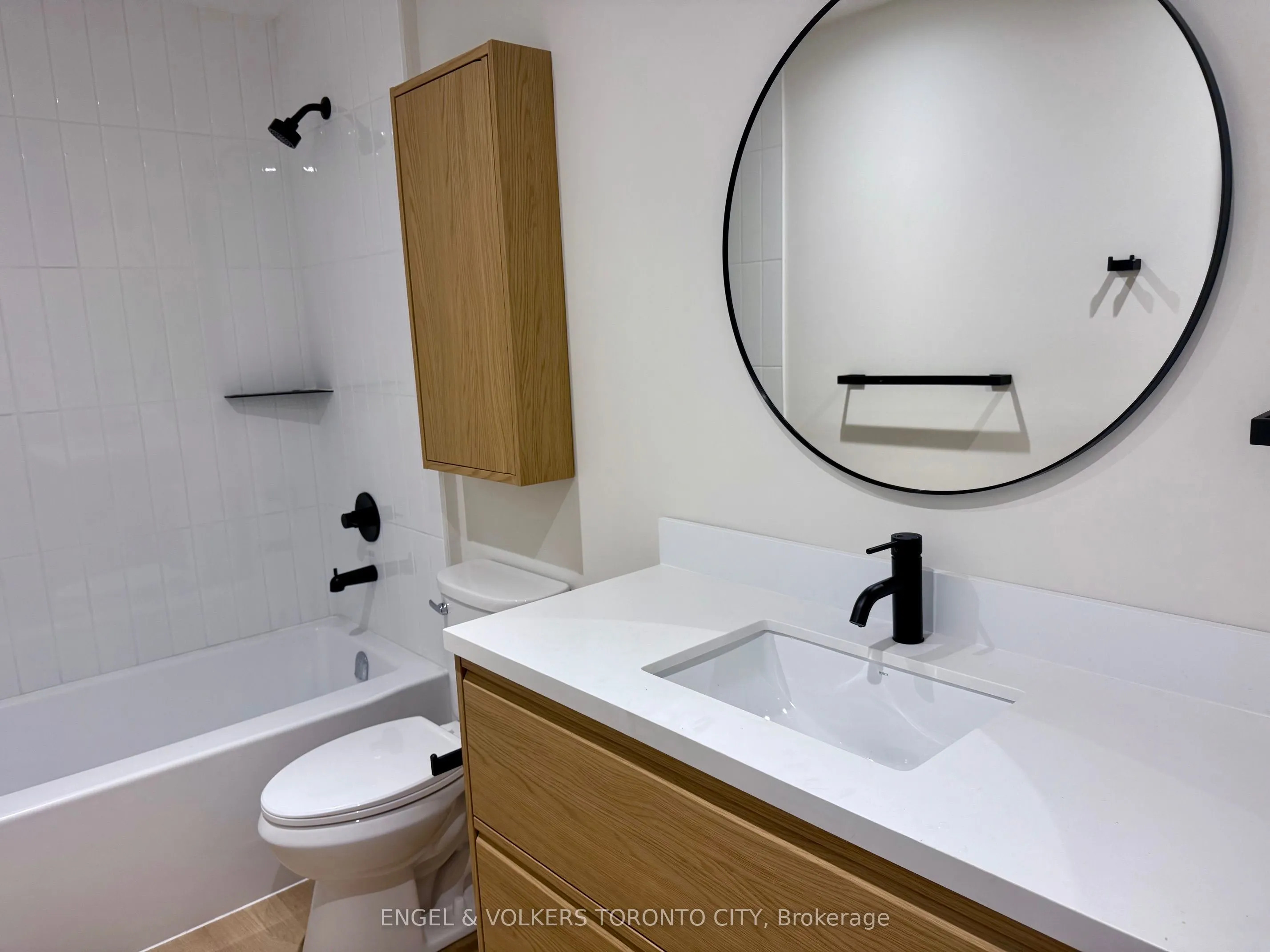 32 Oak Street, #301