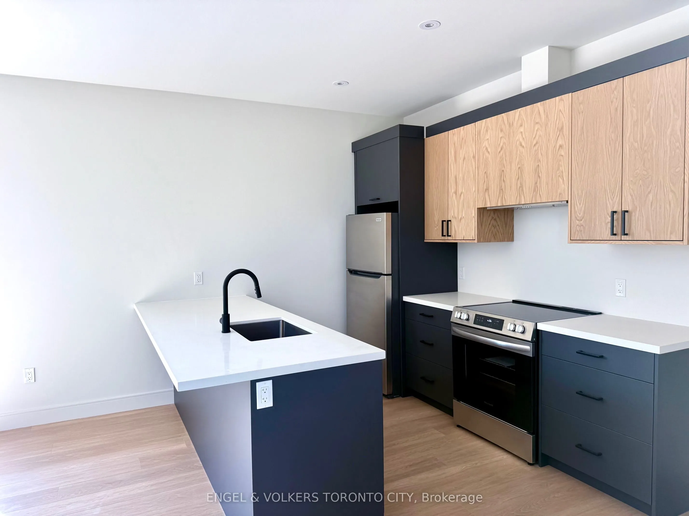 32 Oak Street, #301