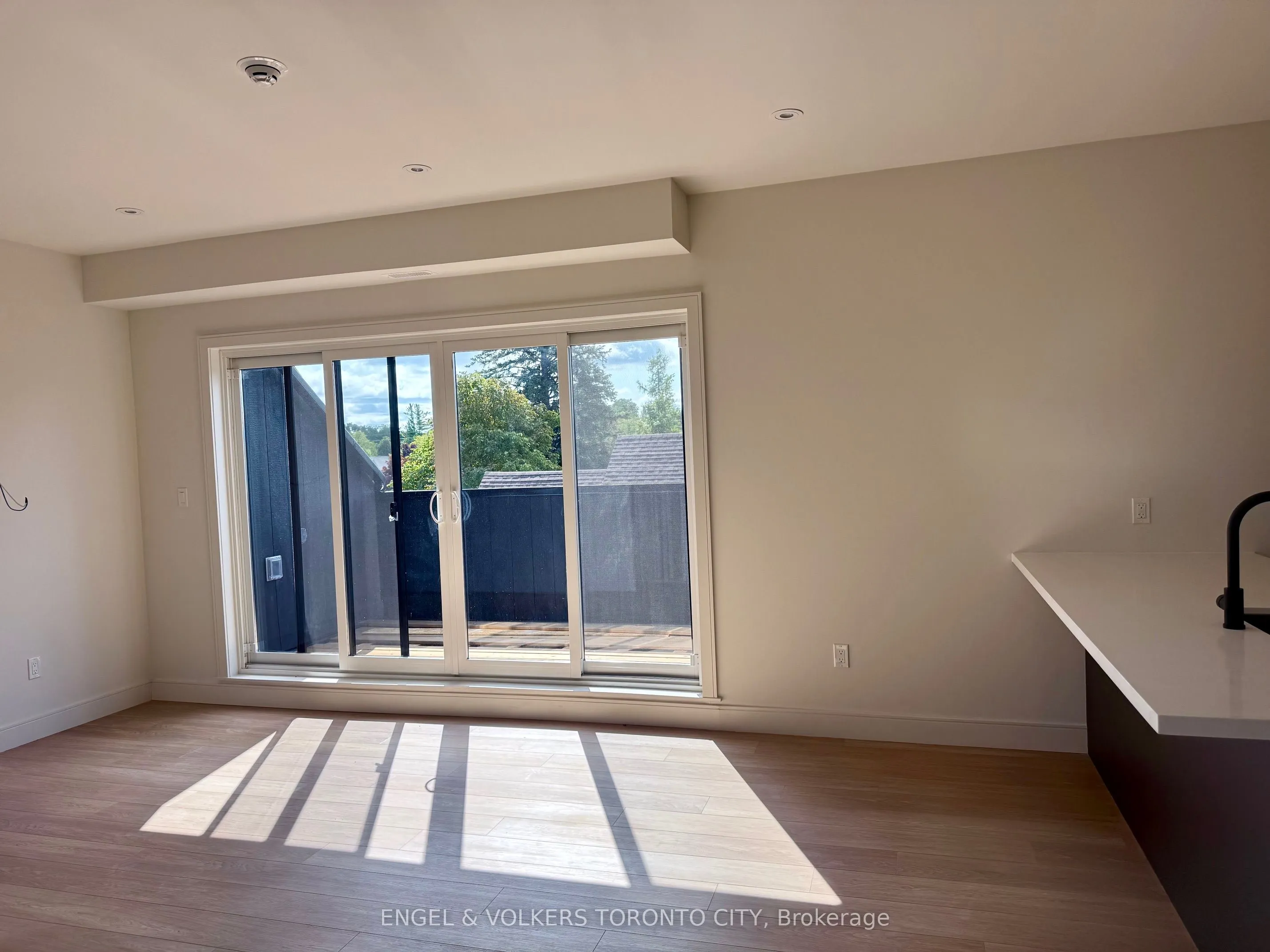 32 Oak Street, #301