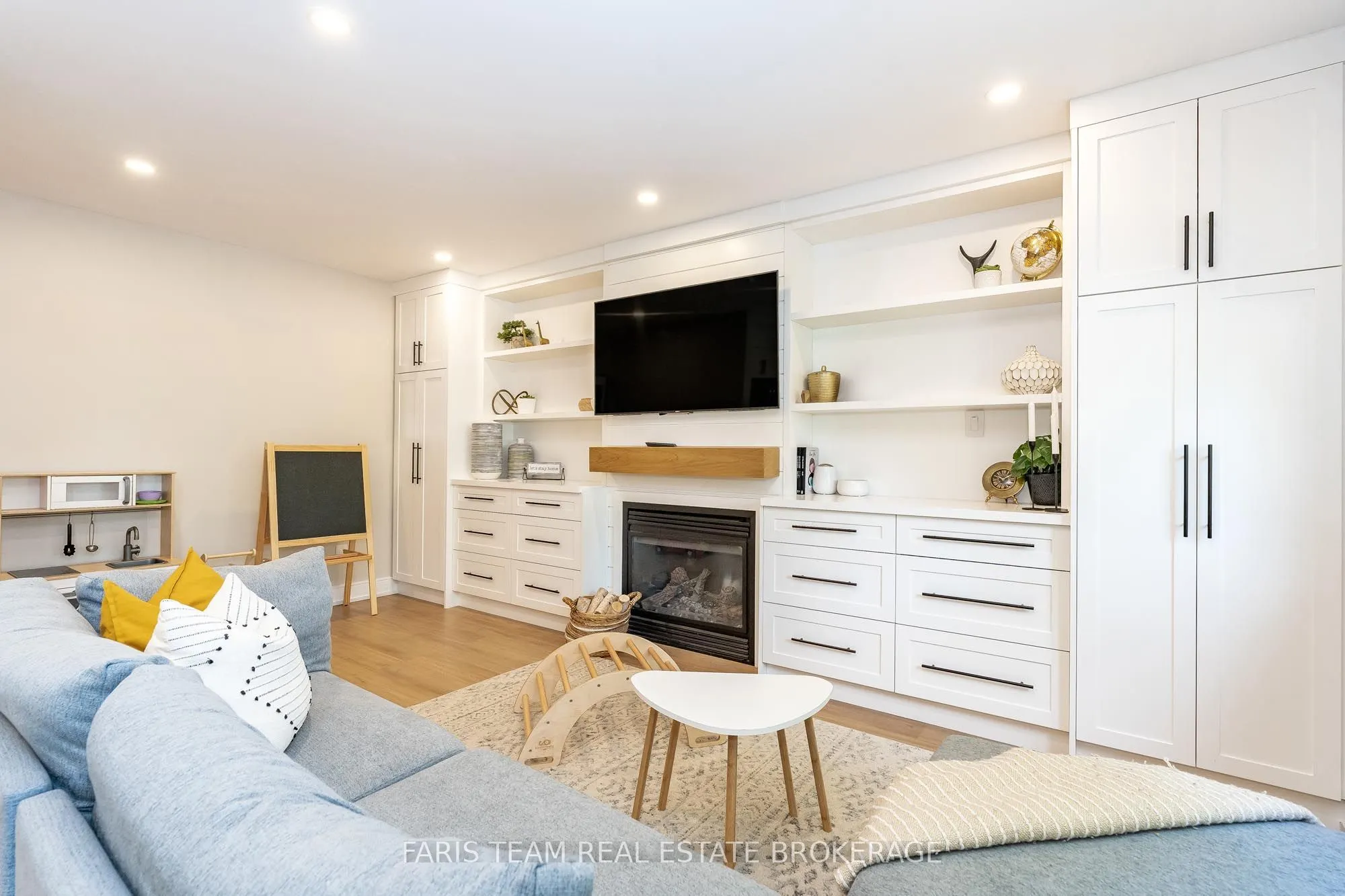 993 Whitney Crescent