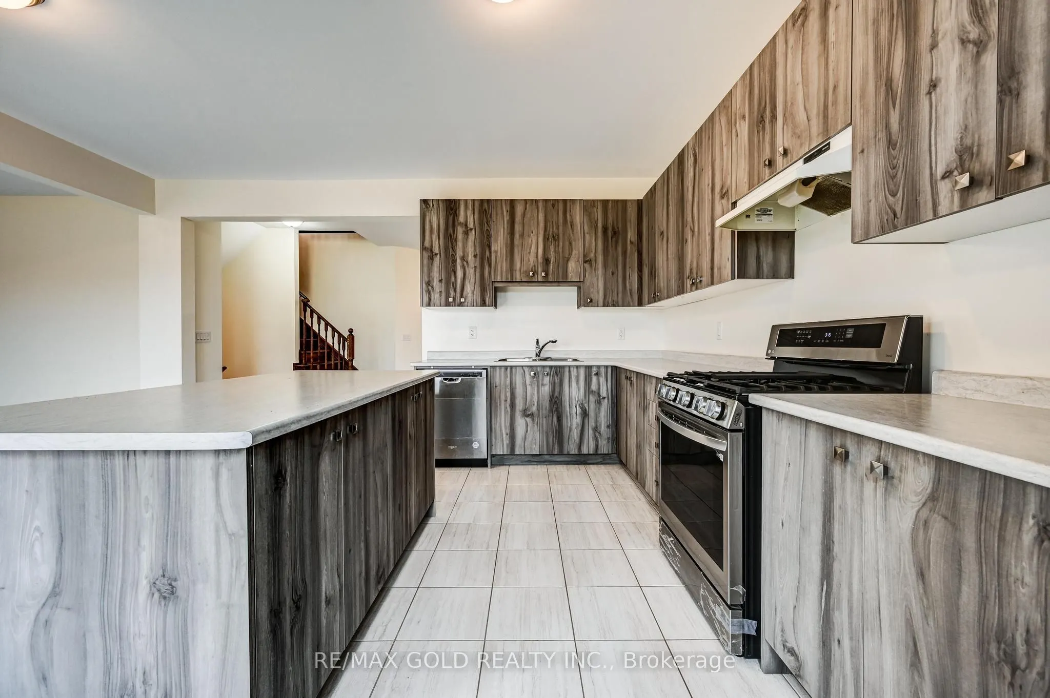 84 Atlantis Drive W
