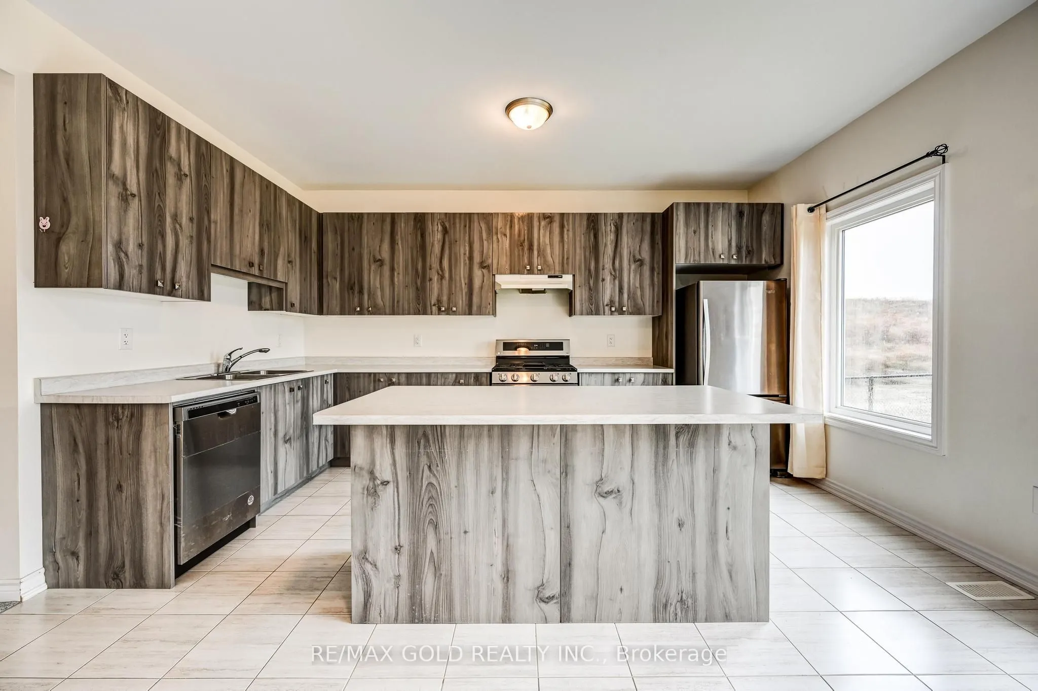84 Atlantis Drive W
