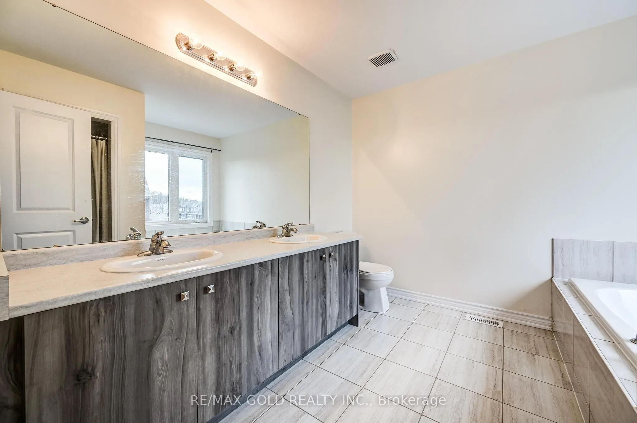 84 Atlantis Drive W