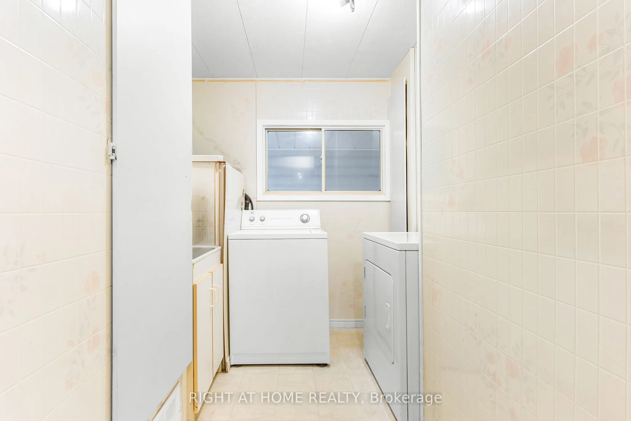 3 Carruthers Street S