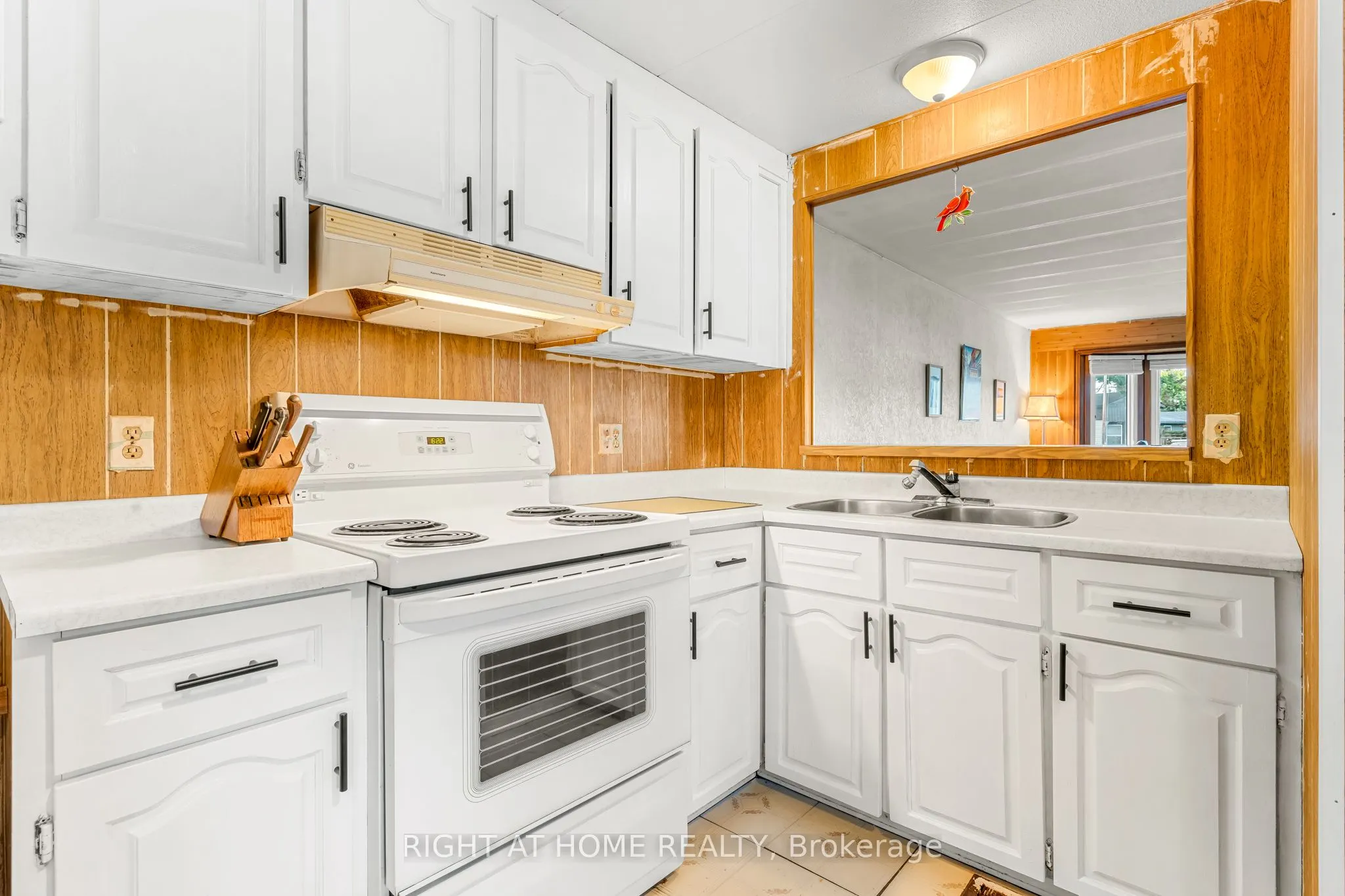 3 Carruthers Street S